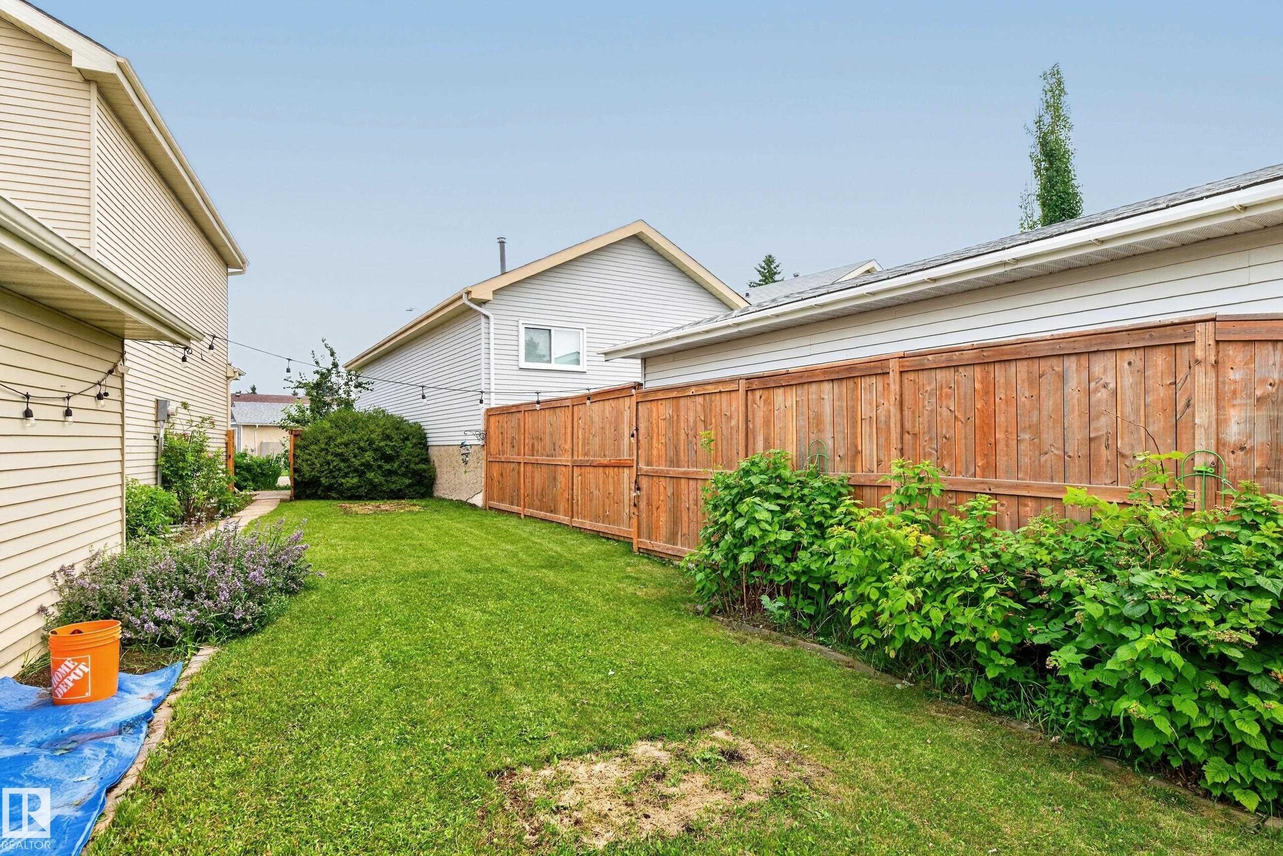 423 Kirkpatrick Crescent Nw, Edmonton, AB - Outdoor
