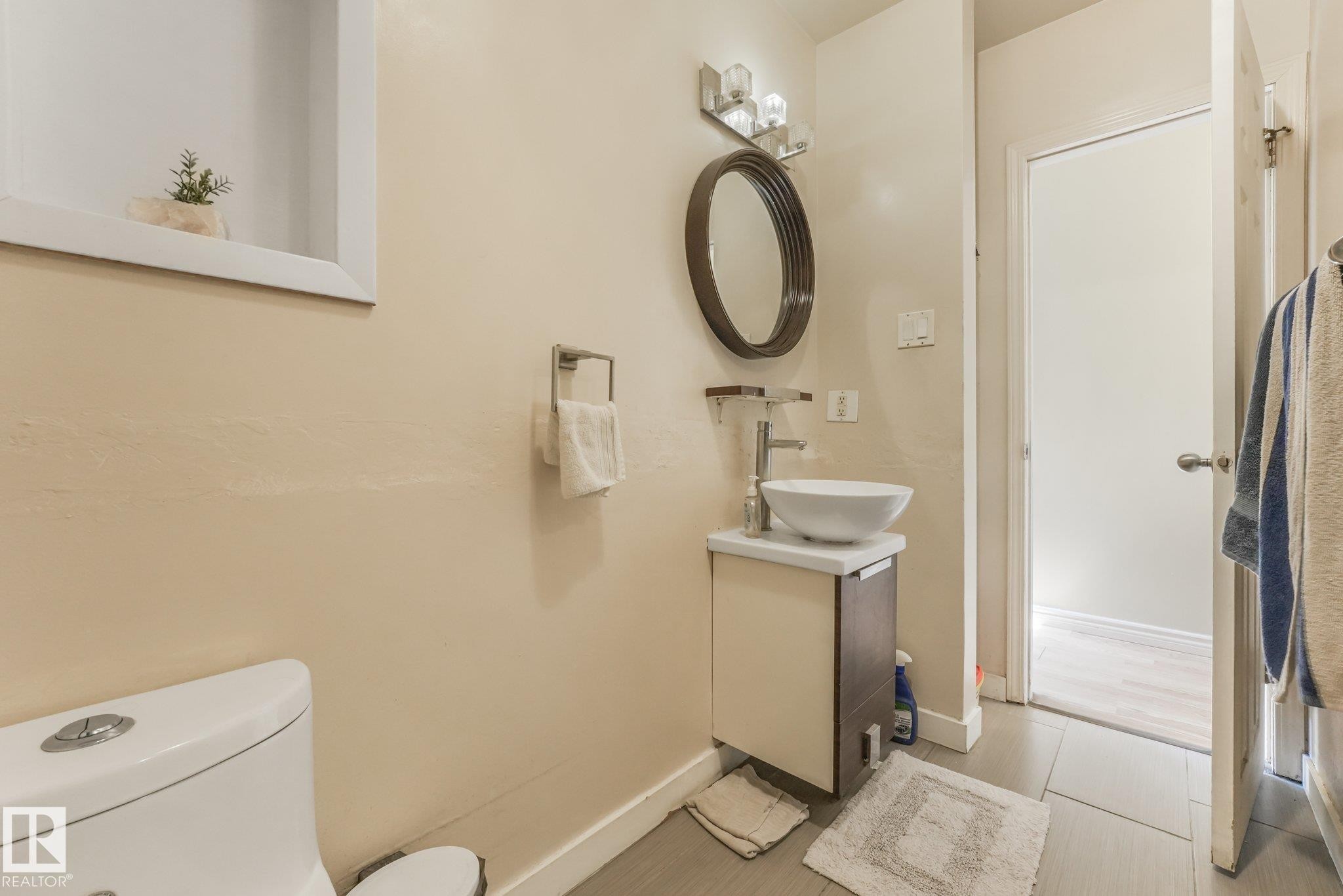 5914 91 Avenue Nw, Edmonton, AB - Indoor Photo Showing Bathroom