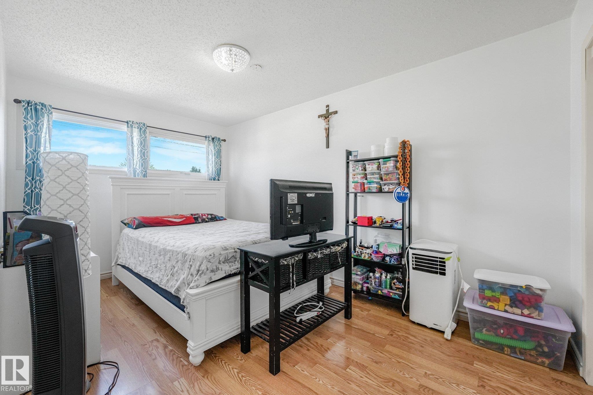 5914 91 Avenue Nw, Edmonton, AB - Indoor Photo Showing Bedroom