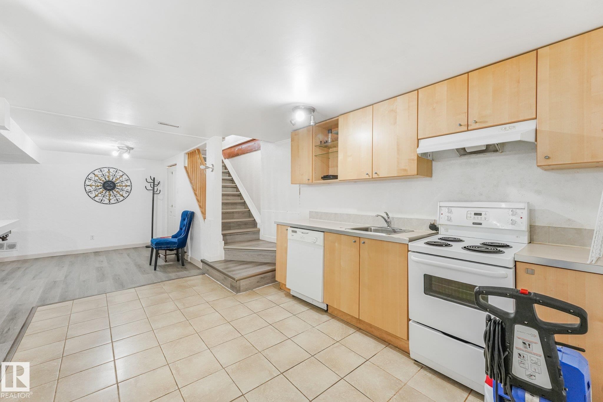 5914 91 Avenue Nw, Edmonton, AB - Indoor Photo Showing Kitchen