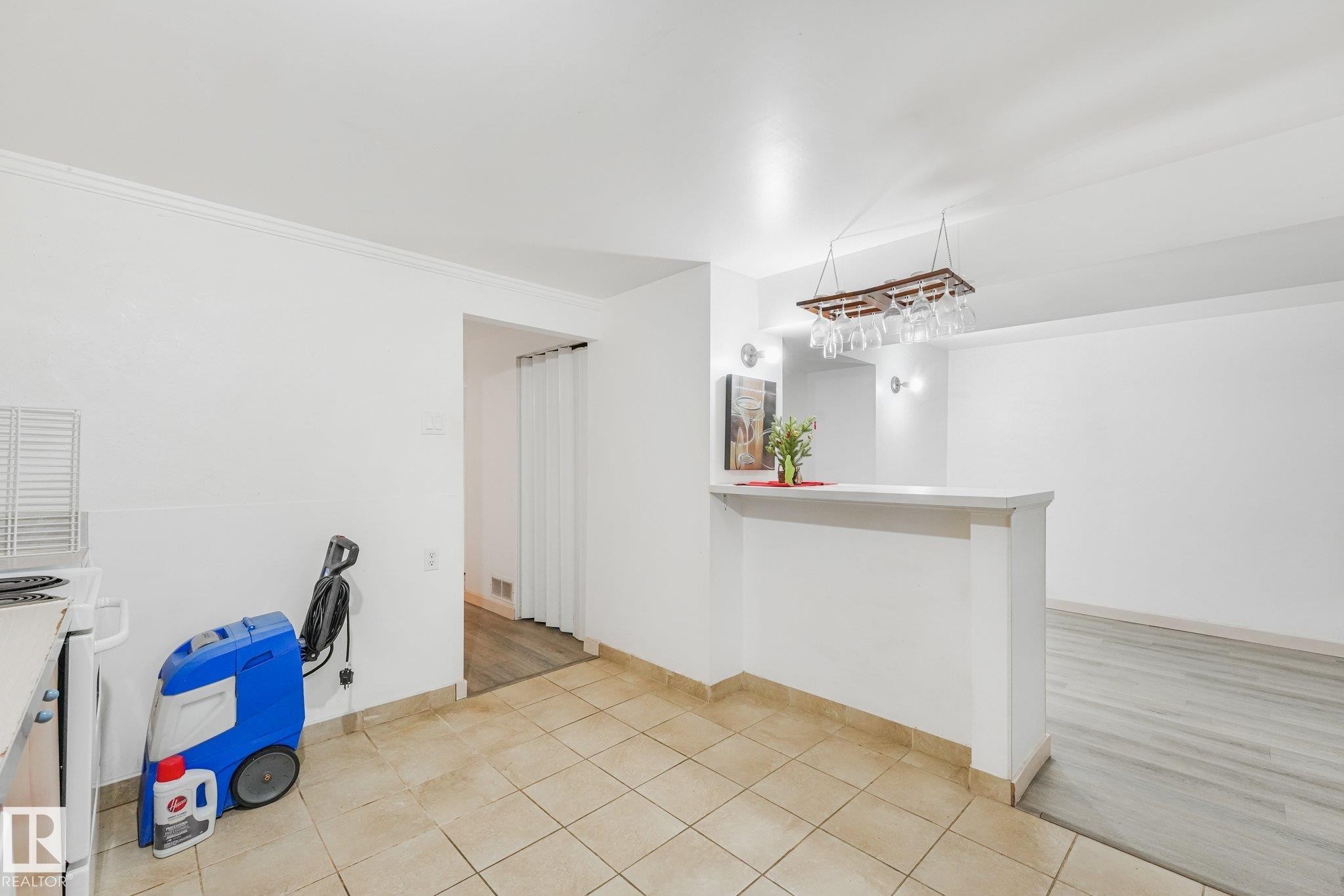 5914 91 Avenue Nw, Edmonton, AB - Indoor Photo Showing Other Room