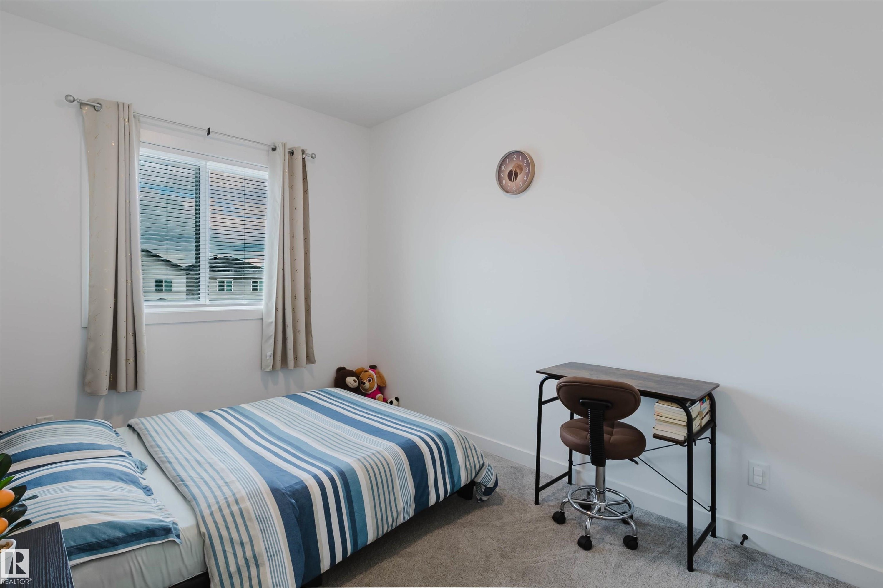 Neutral wall color with wall-to-wall carpeting and a window featuring blinds - 104 Meadowview Way, Leduc, AB - Indoor Photo Showing Bedroom
