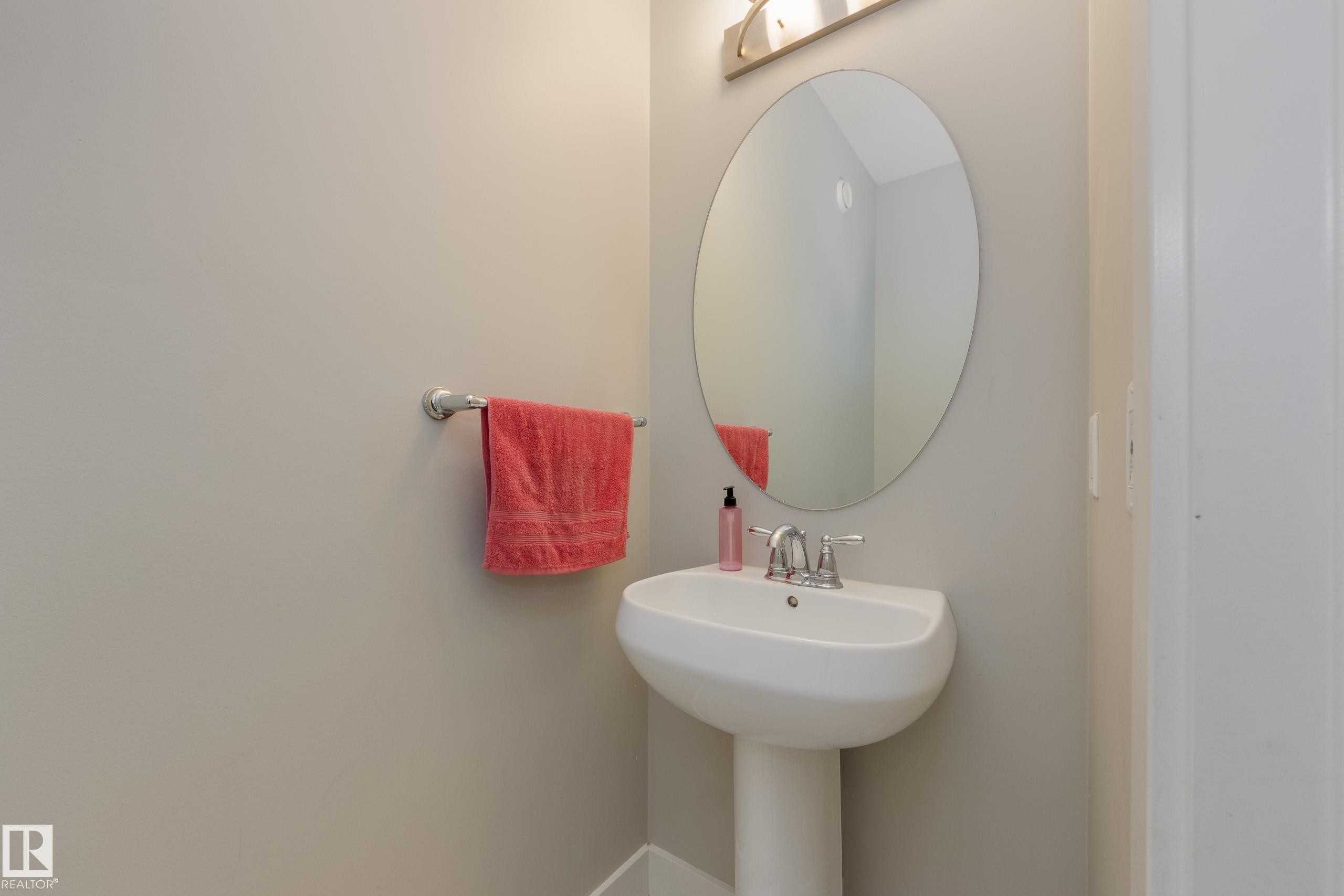 7473 Colonel Mewburn Road Nw, Edmonton, AB - Indoor Photo Showing Bathroom