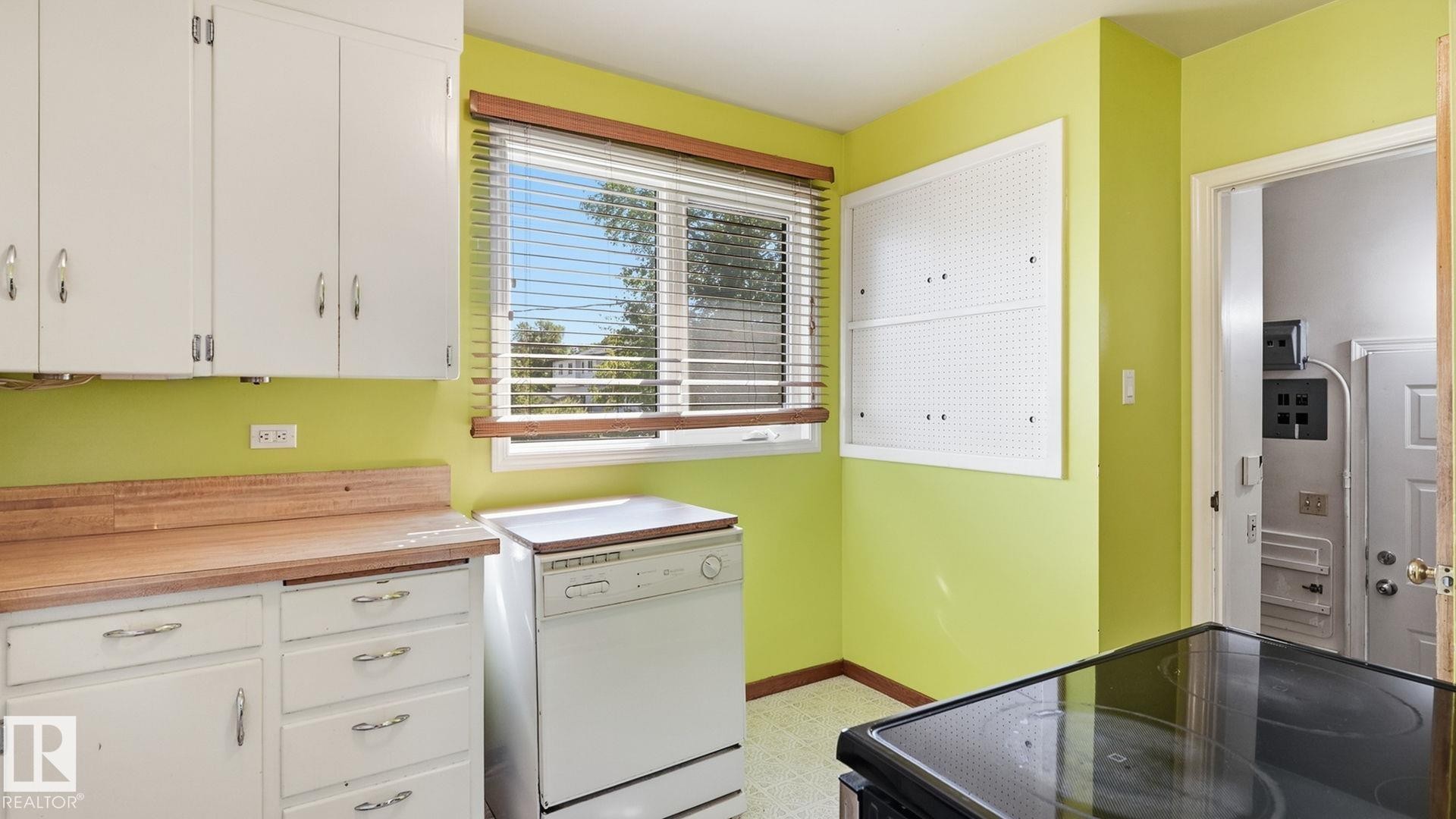 11415 106 Street Nw, Edmonton, AB - Indoor