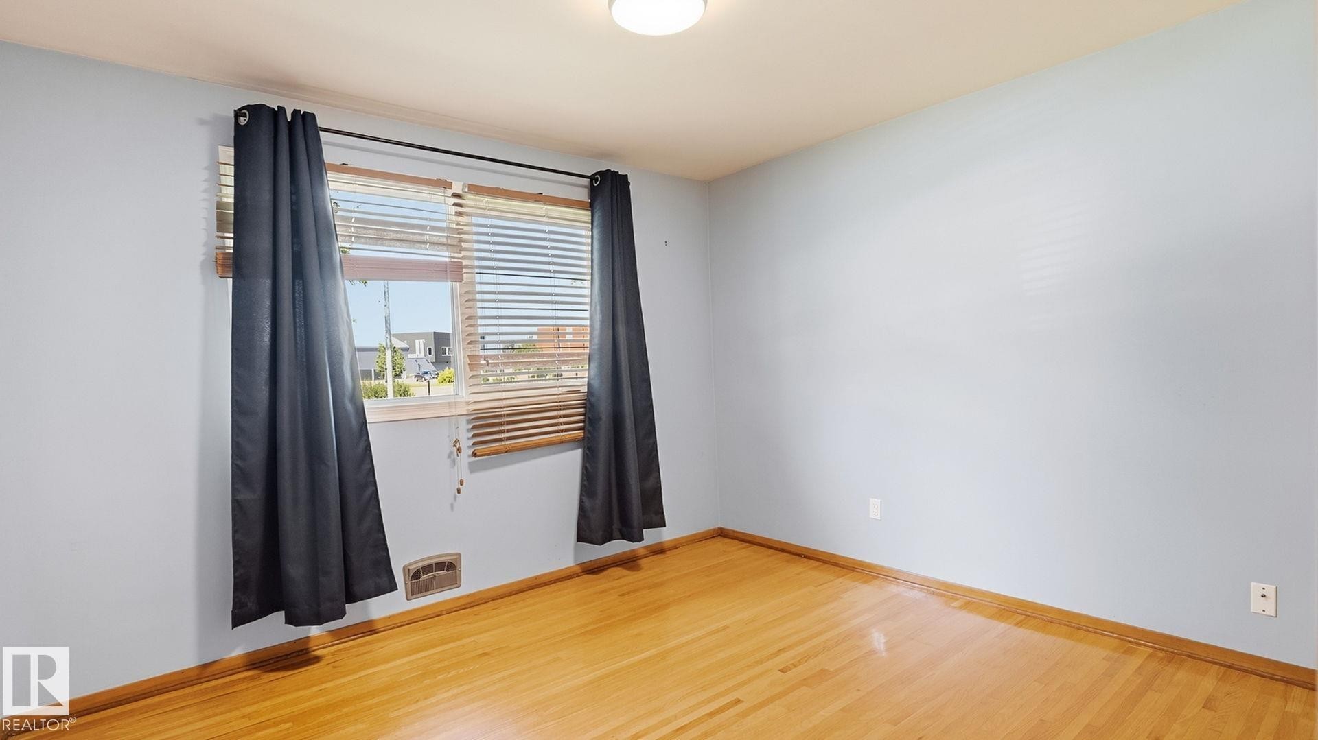 11415 106 Street Nw, Edmonton, AB - Indoor Photo Showing Other Room