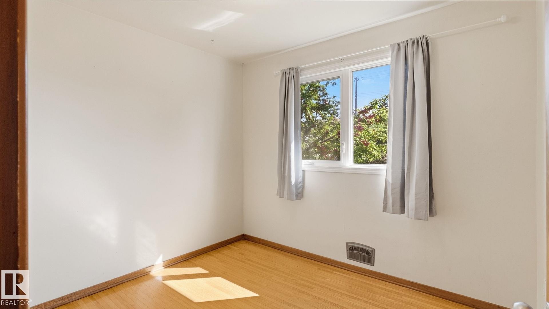 11415 106 Street Nw, Edmonton, AB - Indoor Photo Showing Other Room