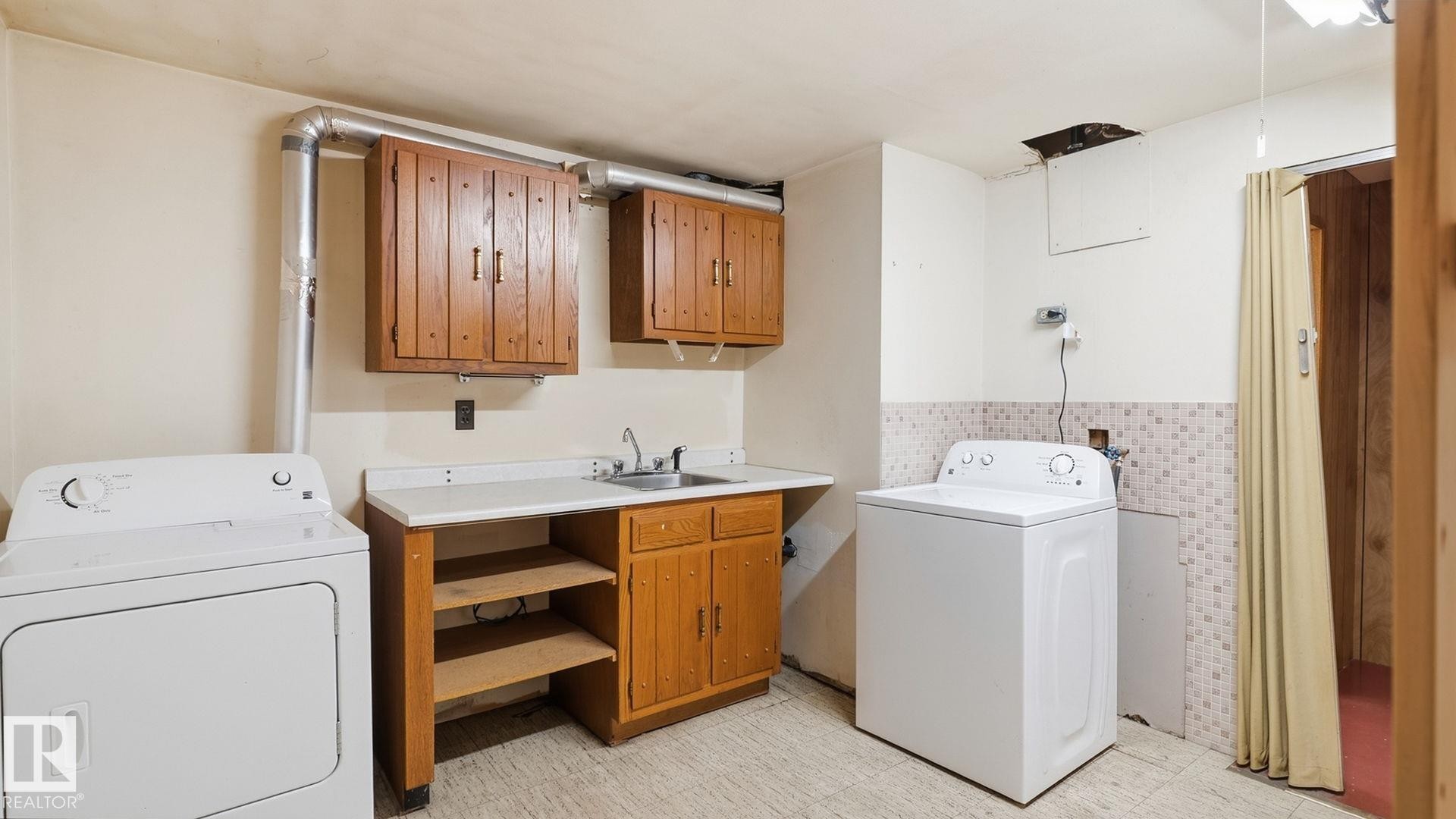 11415 106 Street Nw, Edmonton, AB - Indoor Photo Showing Laundry Room