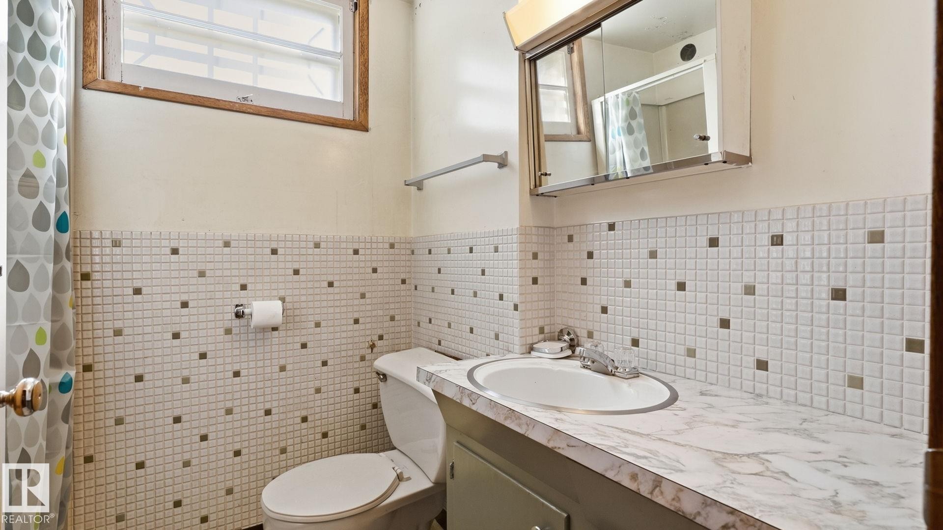 11415 106 Street Nw, Edmonton, AB - Indoor Photo Showing Bathroom