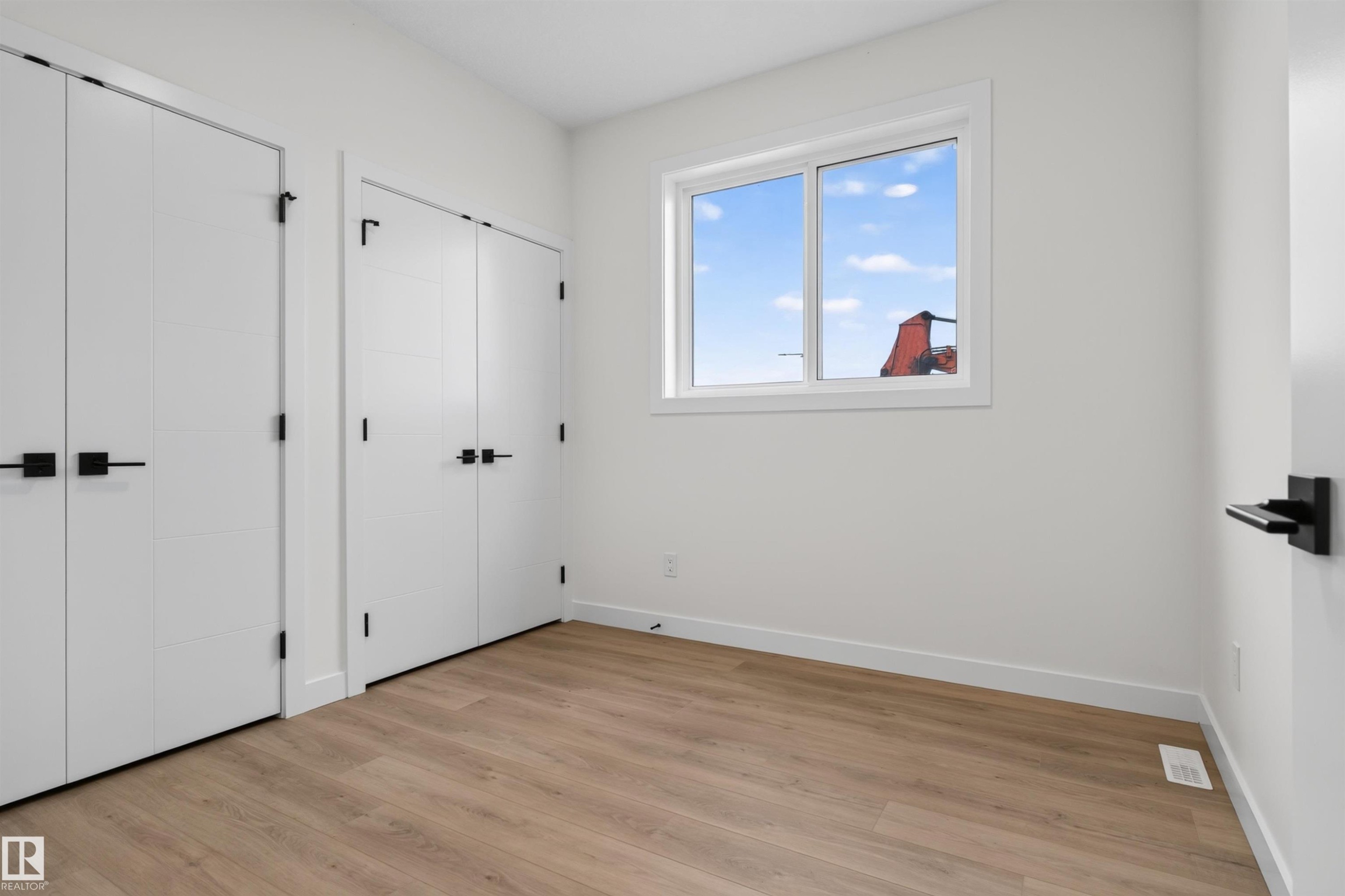 1911 48 St Sw, Edmonton, AB - Indoor Photo Showing Other Room