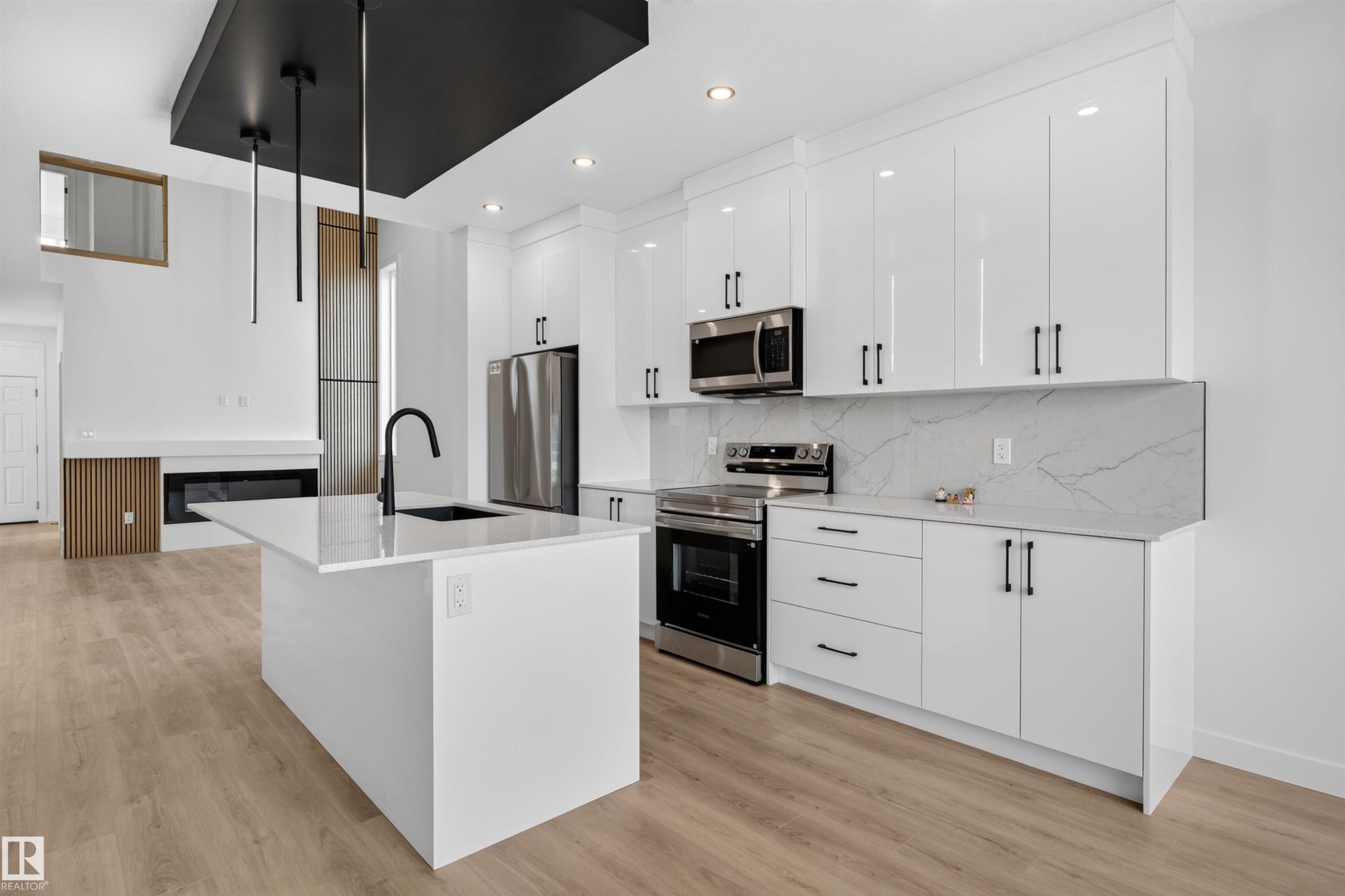 1911 48 St Sw, Edmonton, AB - Indoor Photo Showing Kitchen With Upgraded Kitchen