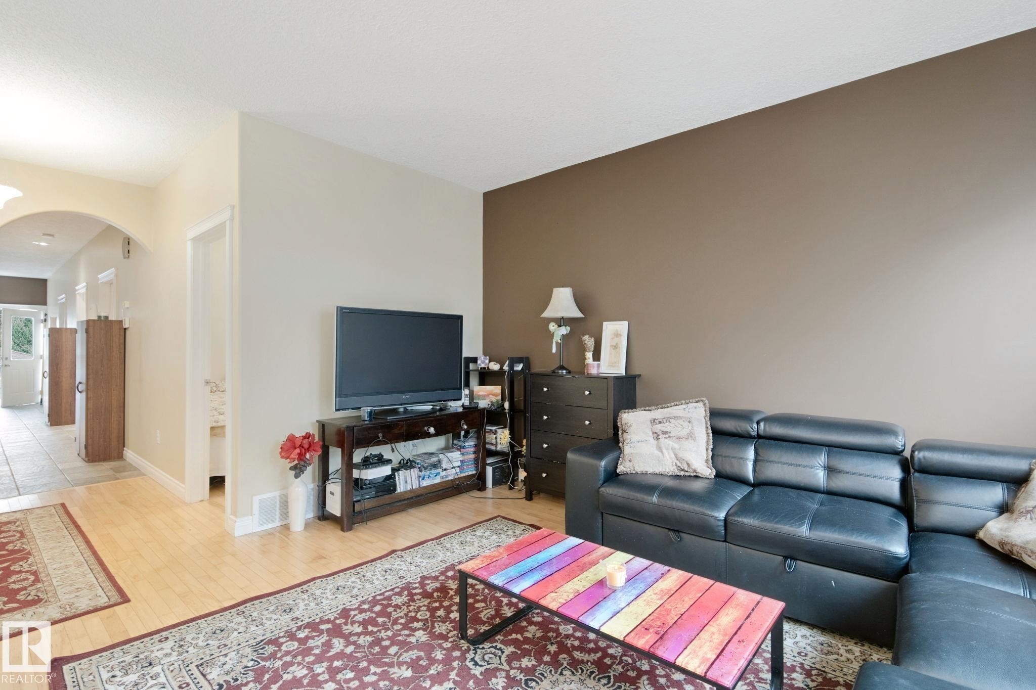 10416 69 Avenue Nw, Edmonton, AB - Indoor Photo Showing Living Room