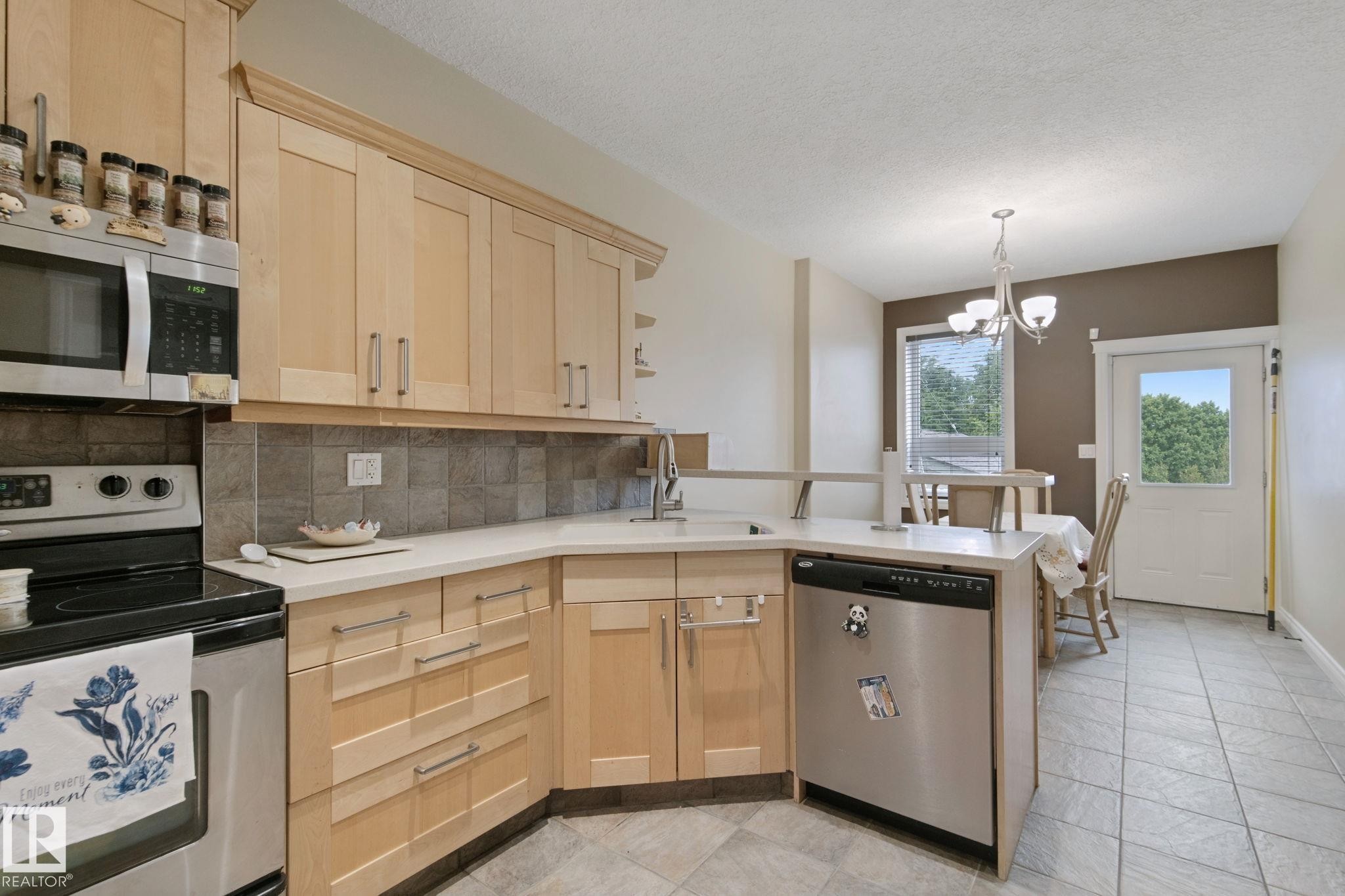 10416 69 Avenue Nw, Edmonton, AB - Indoor Photo Showing Kitchen