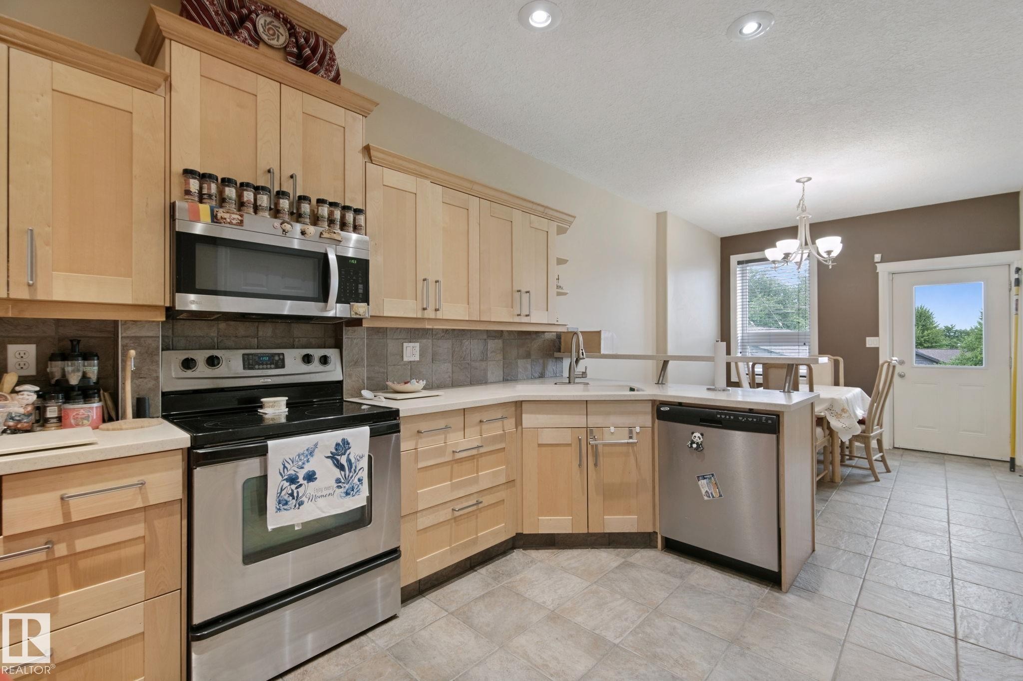 10416 69 Avenue Nw, Edmonton, AB - Indoor Photo Showing Kitchen