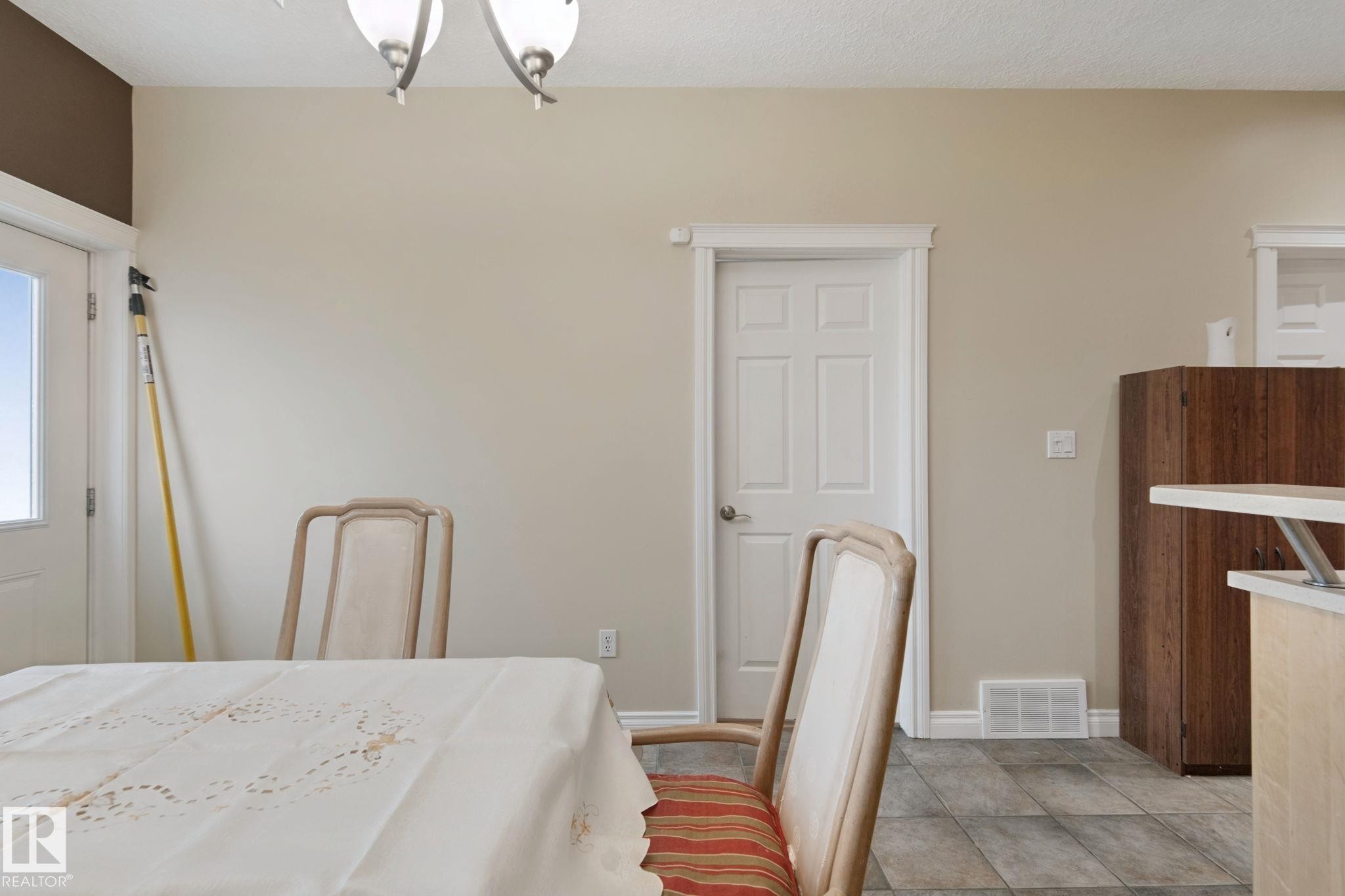 10416 69 Avenue Nw, Edmonton, AB - Indoor