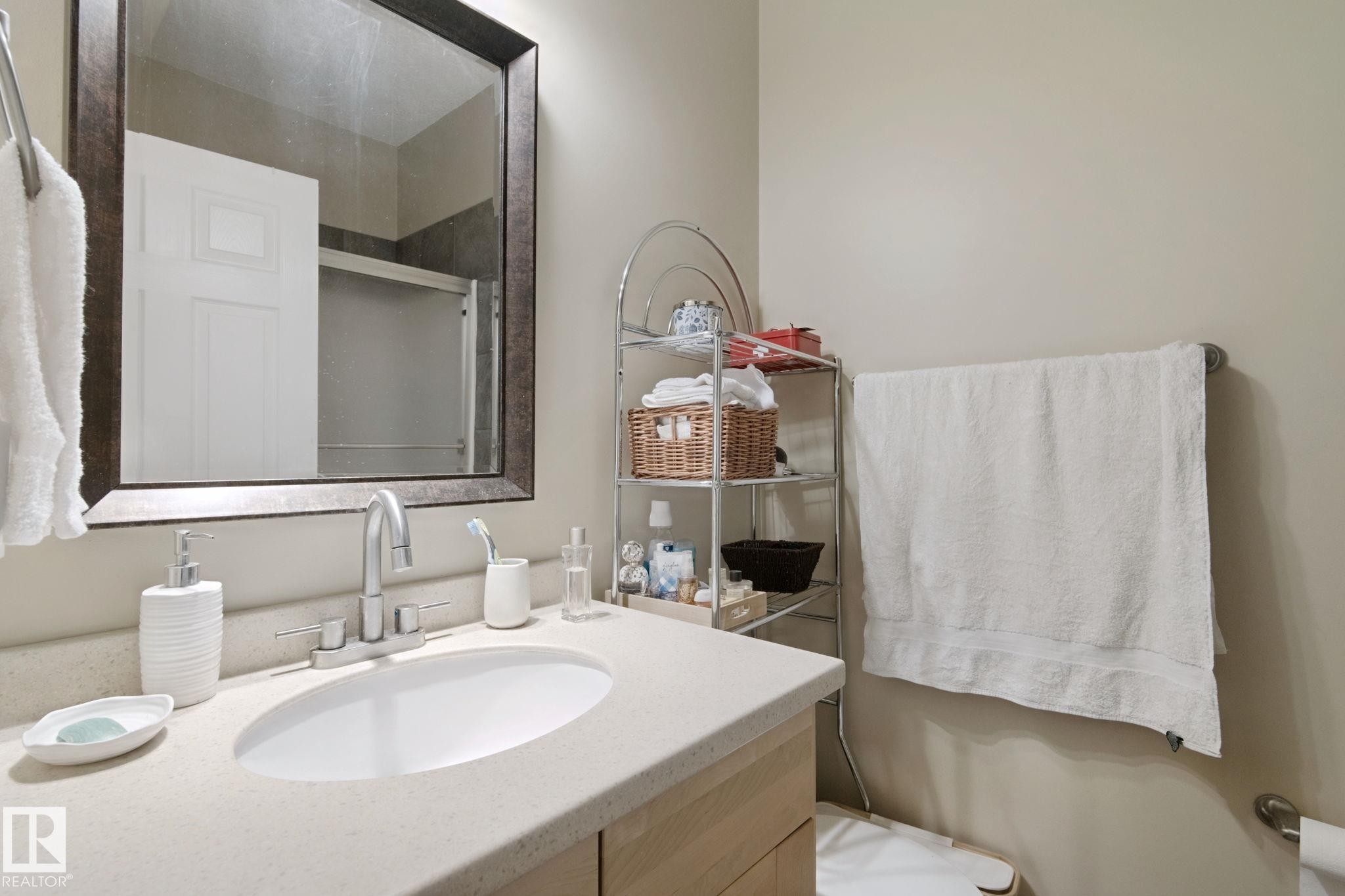 10416 69 Avenue Nw, Edmonton, AB - Indoor Photo Showing Bathroom