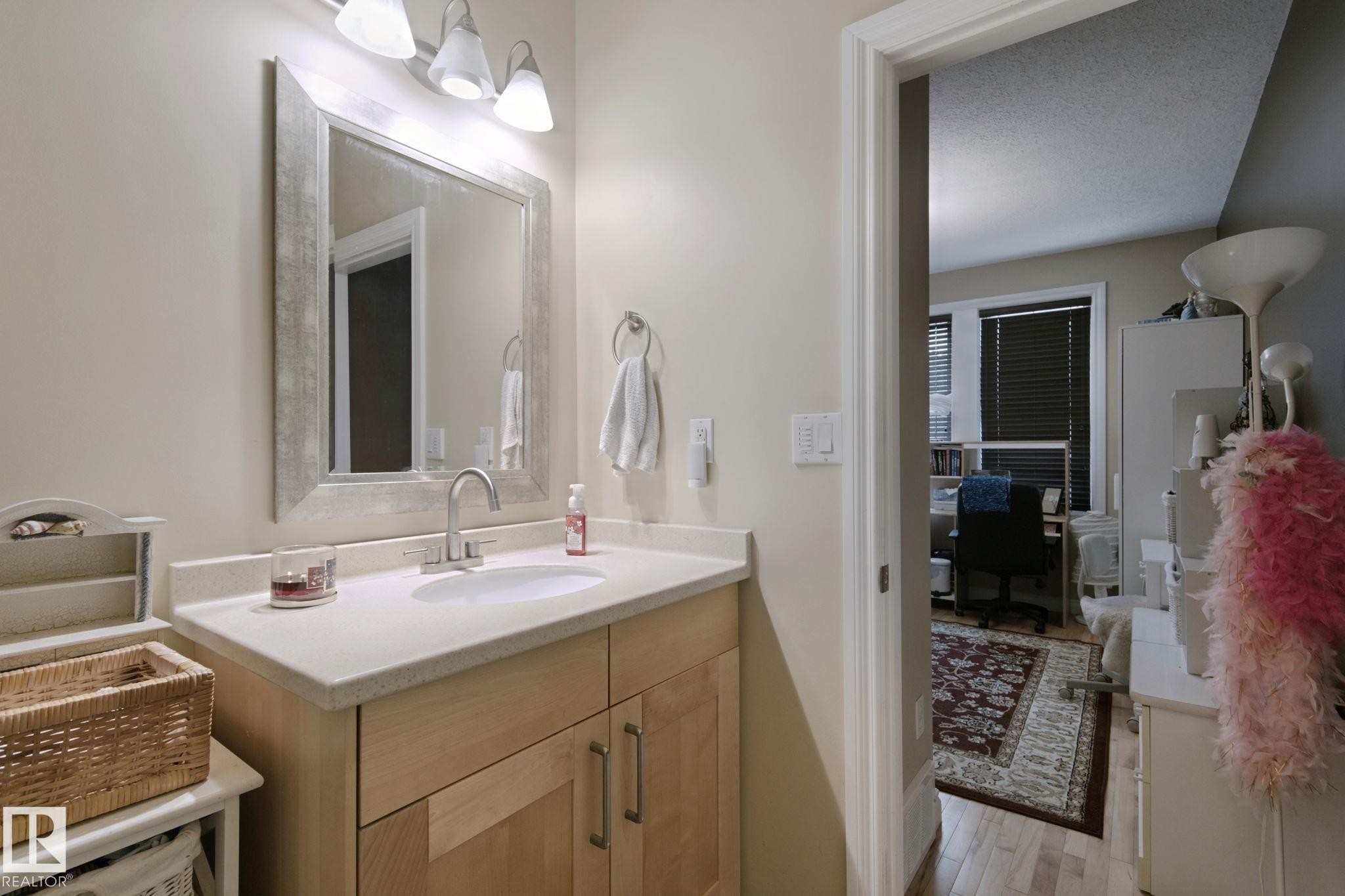 10416 69 Avenue Nw, Edmonton, AB - Indoor Photo Showing Bathroom