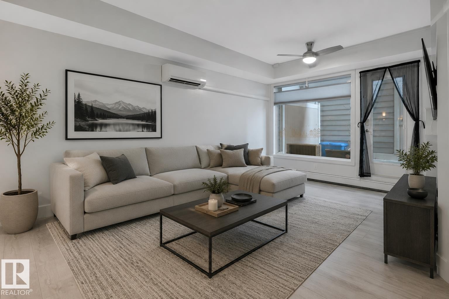 #105 10030 83 Av Nw, Edmonton, AB - Indoor Photo Showing Living Room