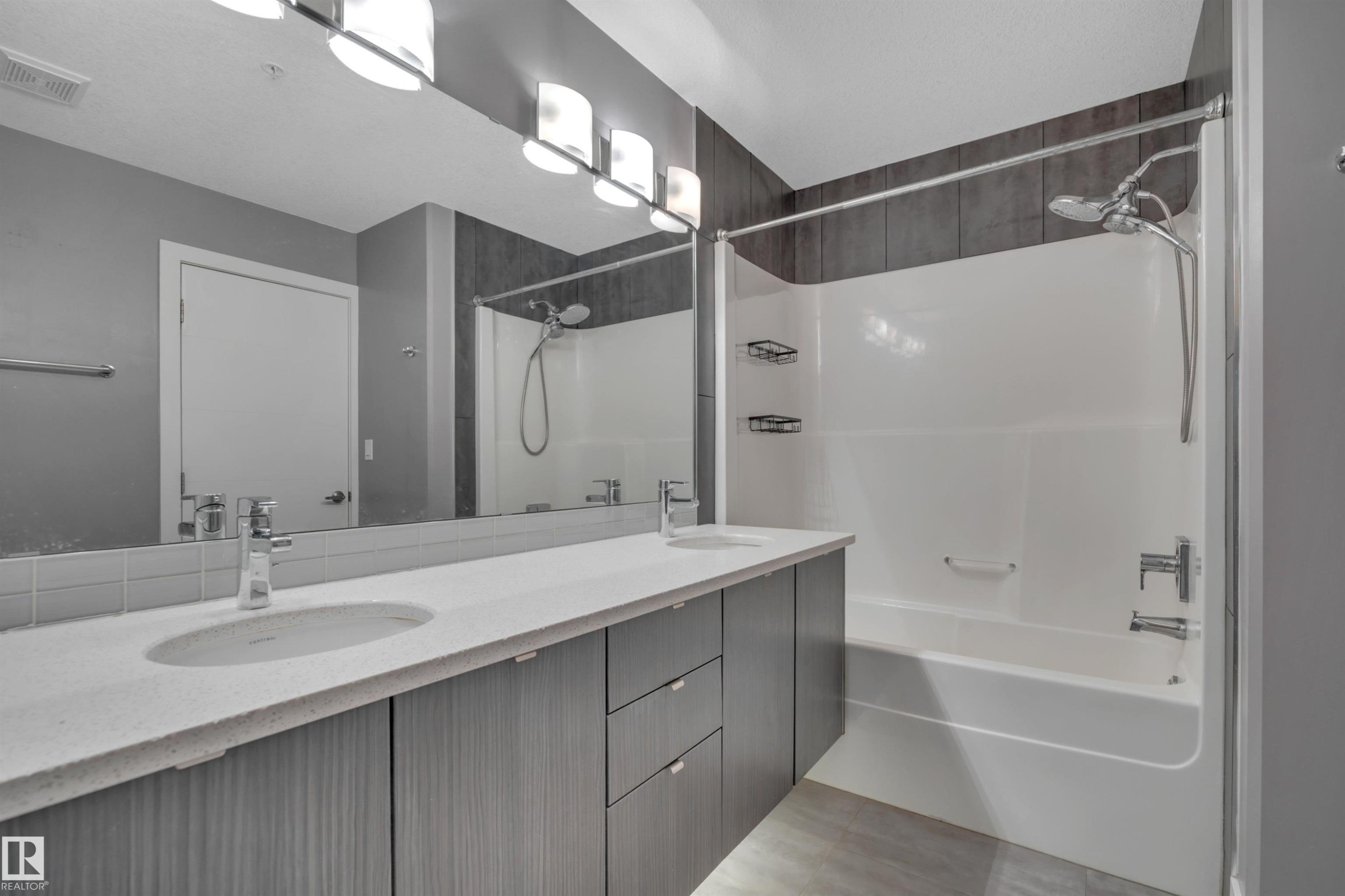 #105 10030 83 Av Nw, Edmonton, AB - Indoor Photo Showing Bathroom