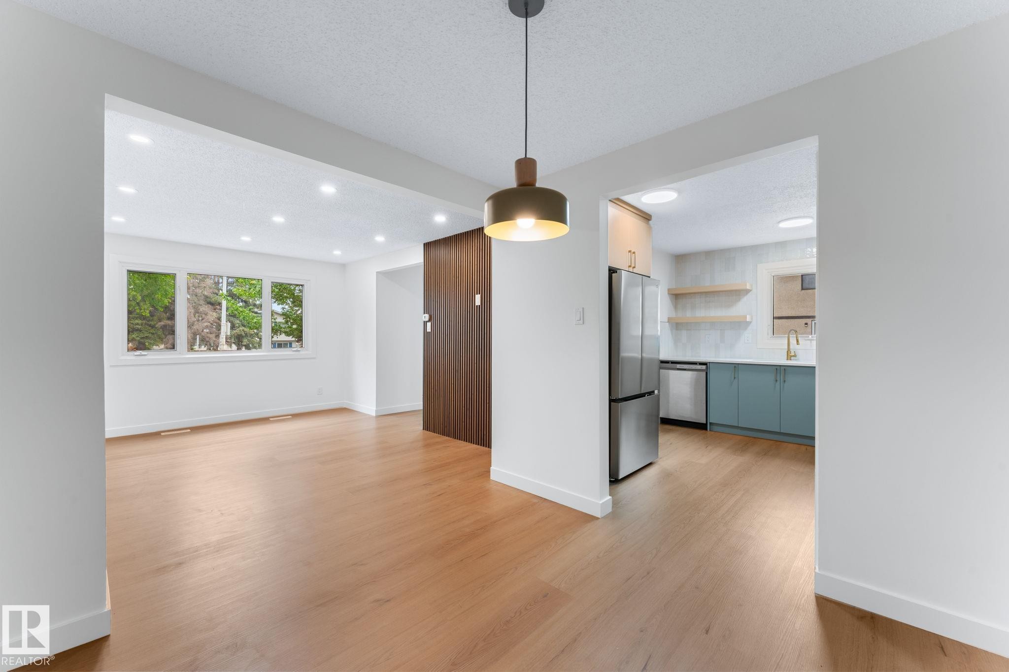 4 Belmead Gardens Nw, Edmonton, AB - Indoor Photo Showing Kitchen