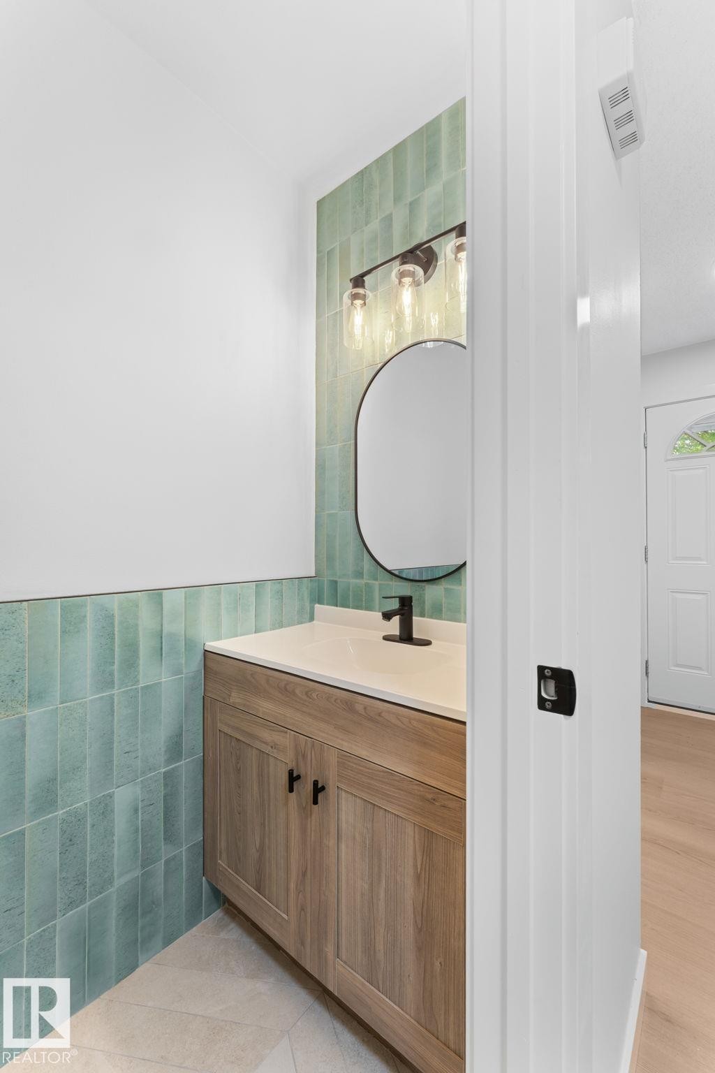 4 Belmead Gardens Nw, Edmonton, AB - Indoor Photo Showing Bathroom