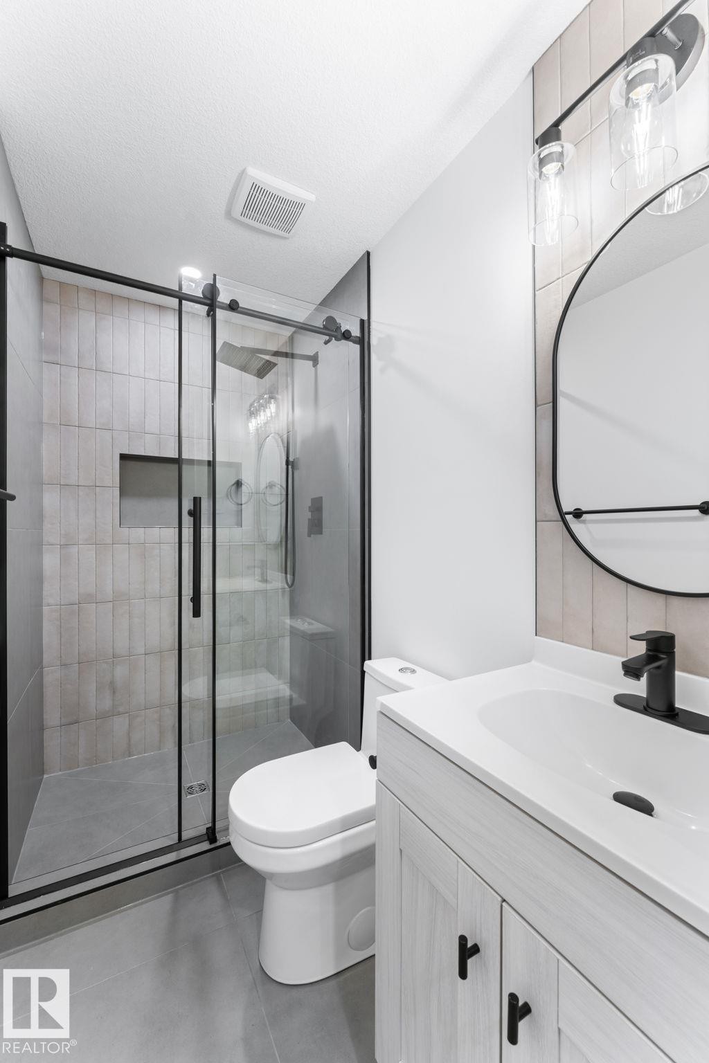 4 Belmead Gardens Nw, Edmonton, AB - Indoor Photo Showing Bathroom