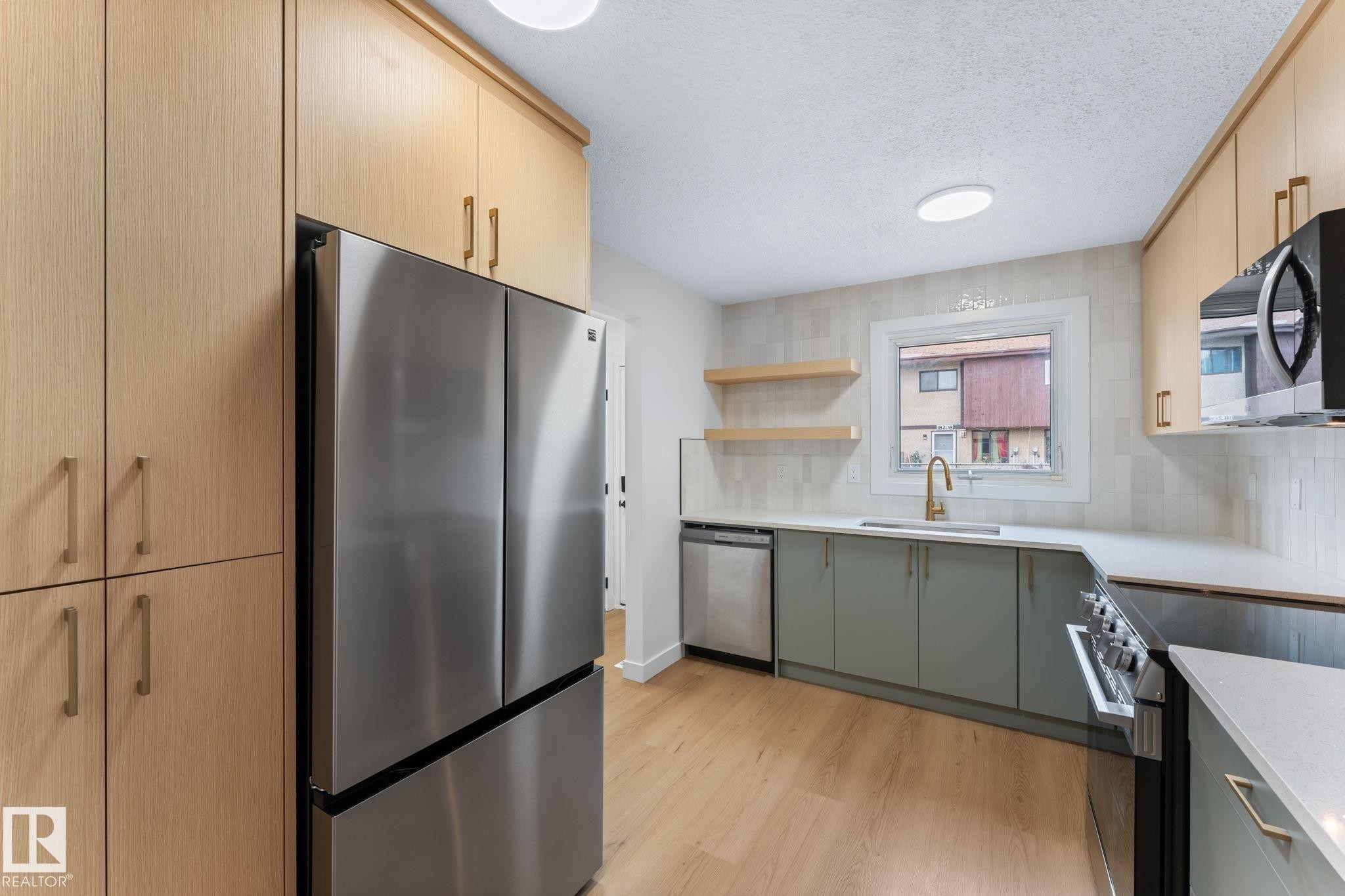 4 Belmead Gardens Nw, Edmonton, AB - Indoor Photo Showing Kitchen