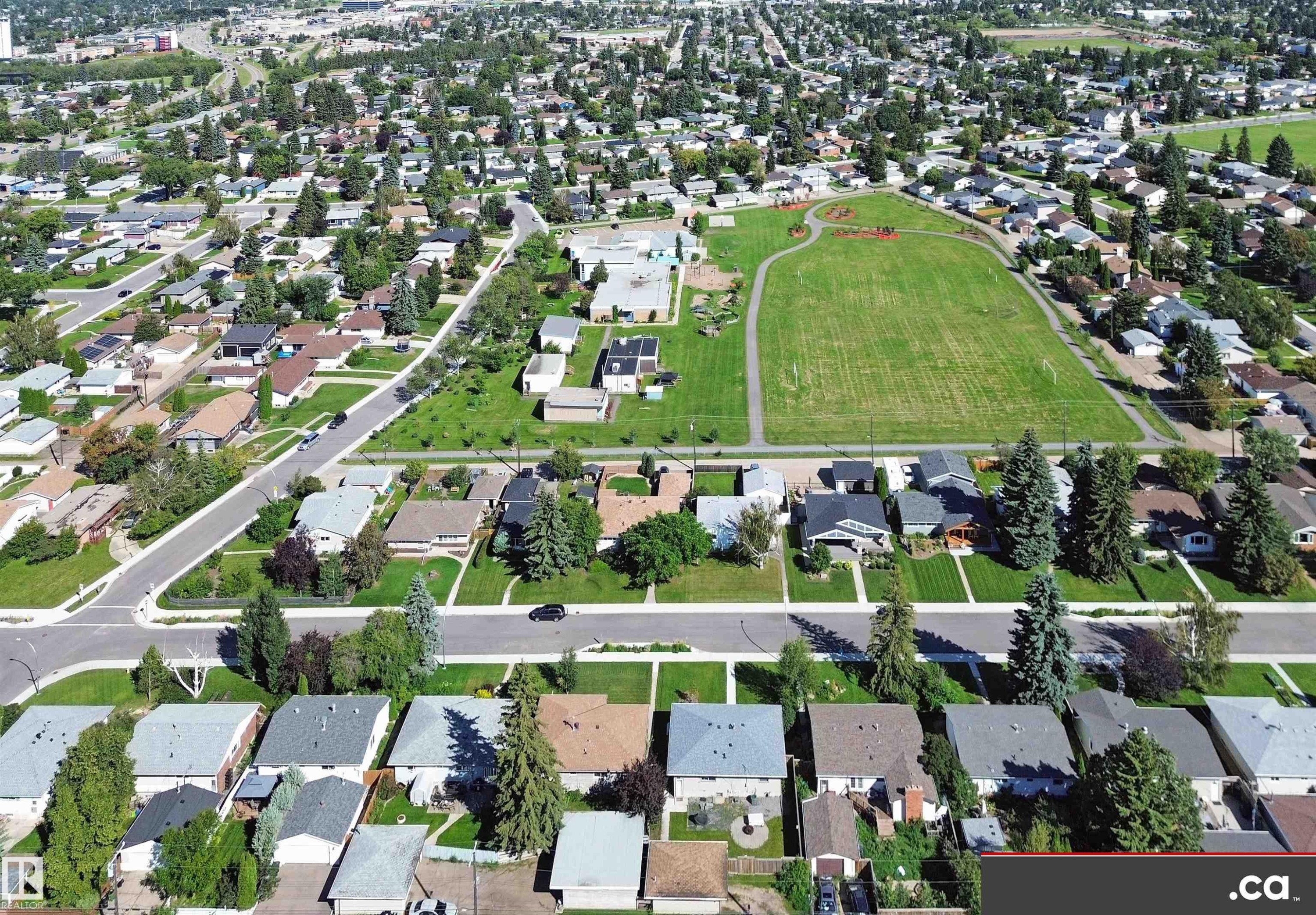 Residential area with established landscaping and paved streets - 9531 74 Street Nw, Edmonton, AB - Outdoor With View