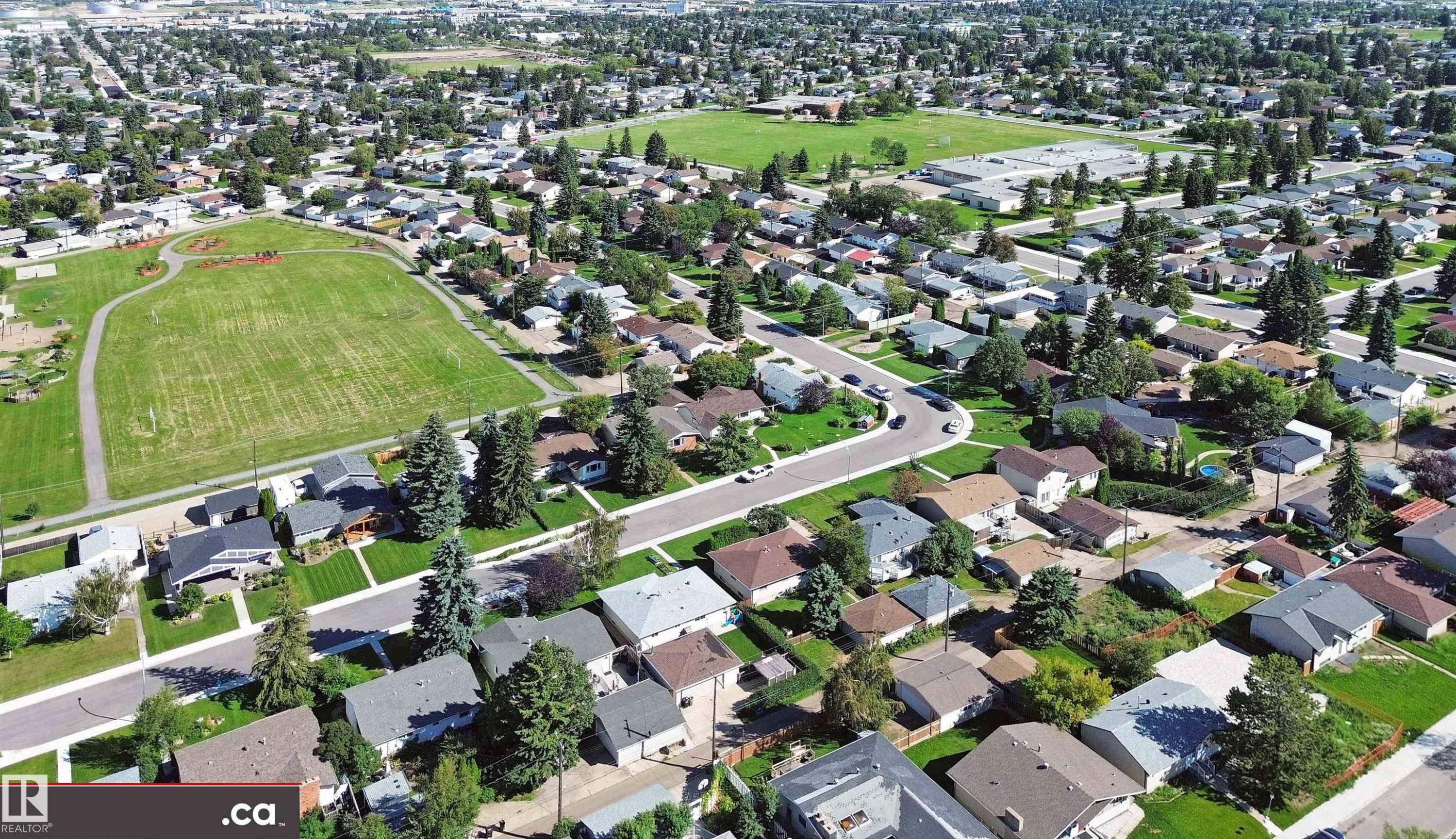Expansive neighborhood featuring numerous residential properties and a large green space - 9531 74 Street Nw, Edmonton, AB - Outdoor With View