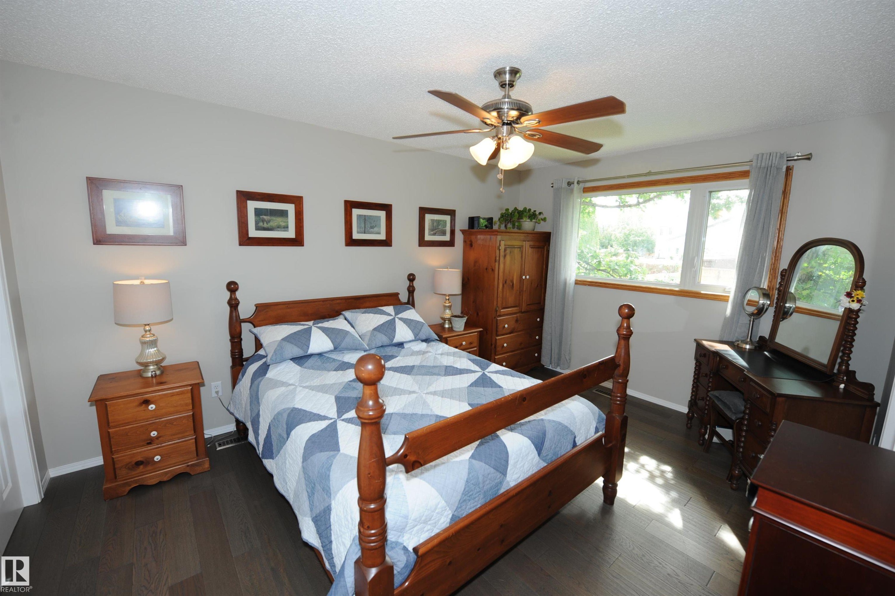 10219 155 Avenue Nw, Edmonton, AB - Indoor Photo Showing Bedroom