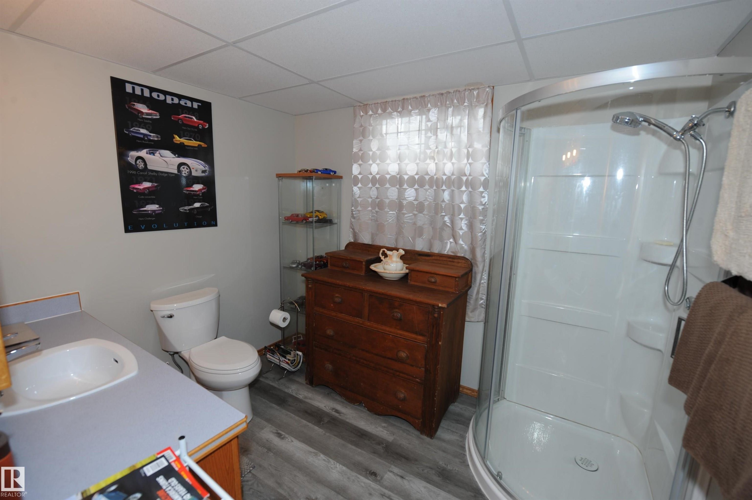 10219 155 Avenue Nw, Edmonton, AB - Indoor Photo Showing Bathroom