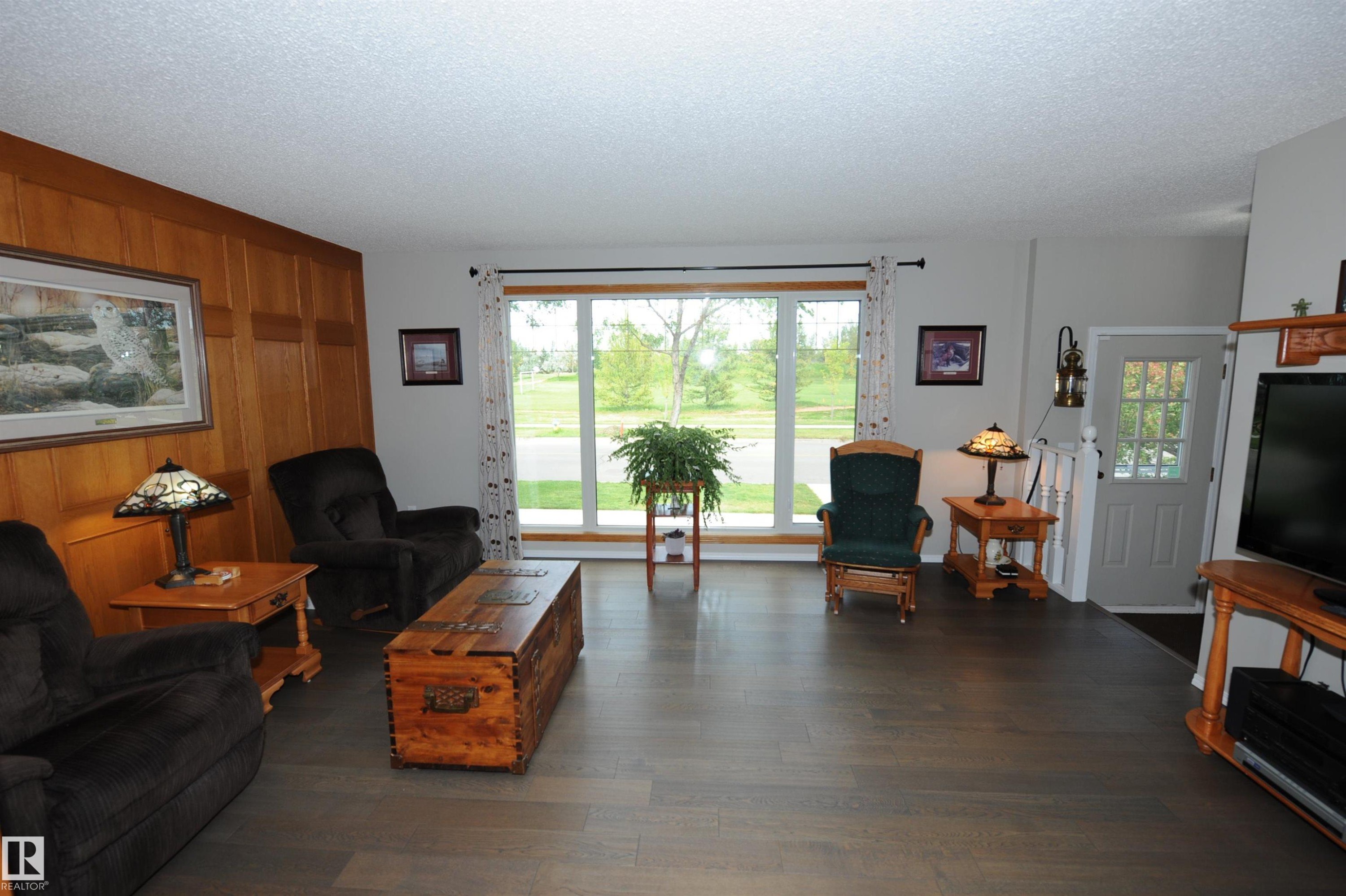 10219 155 Avenue Nw, Edmonton, AB - Indoor Photo Showing Living Room