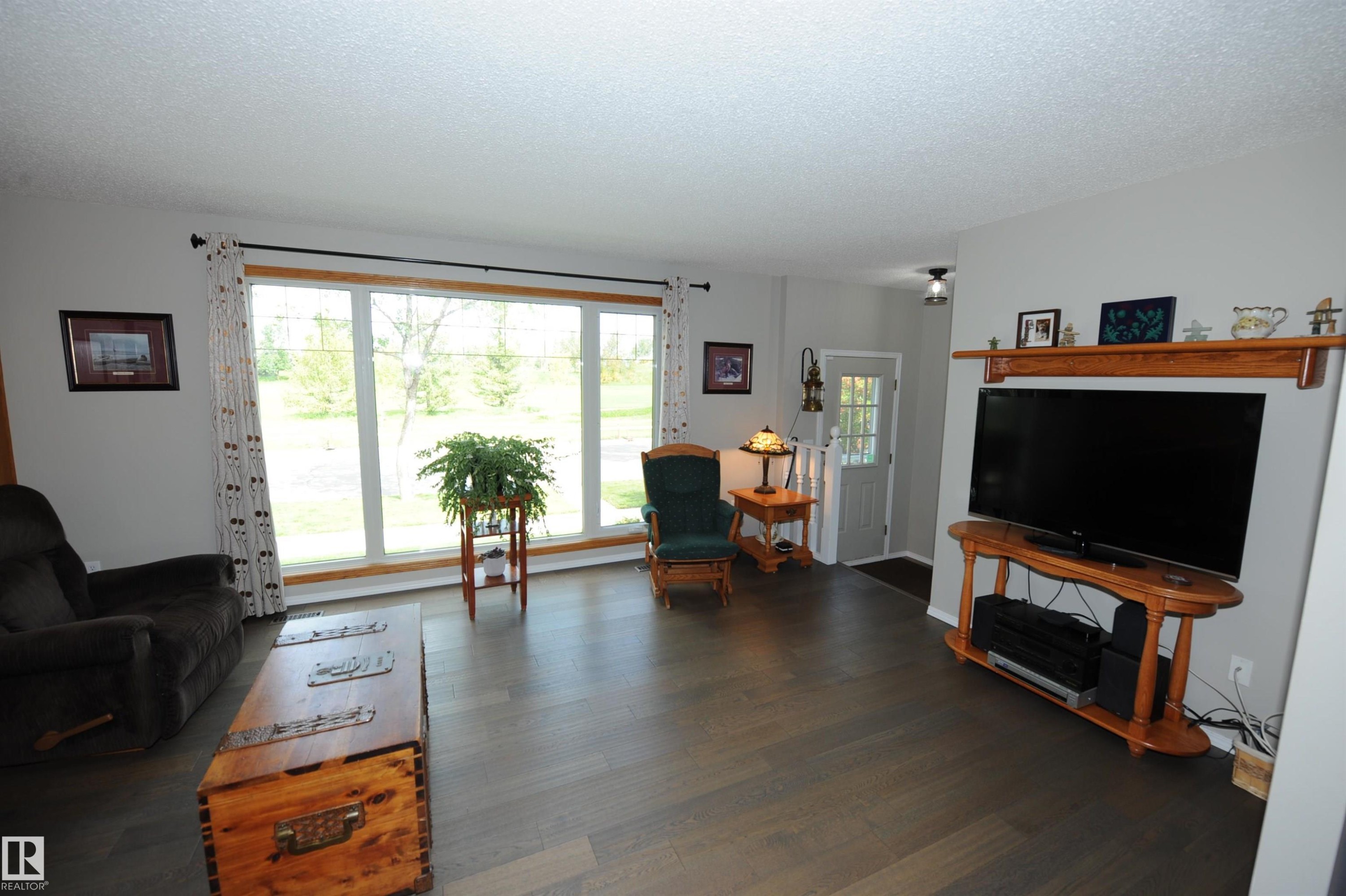 10219 155 Avenue Nw, Edmonton, AB - Indoor Photo Showing Living Room