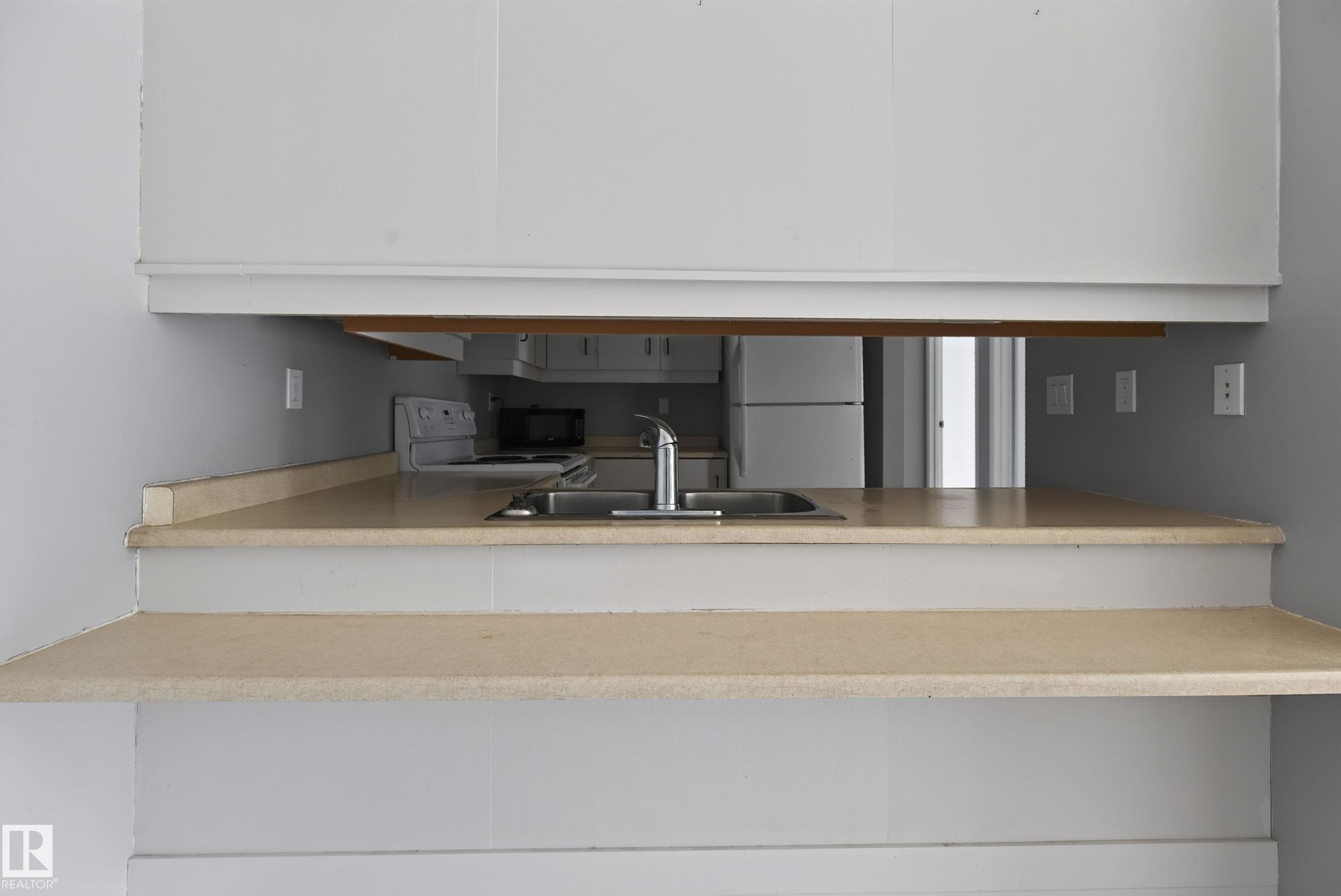 #304 24 Alpine Pl, St. Albert, AB - Indoor Photo Showing Kitchen