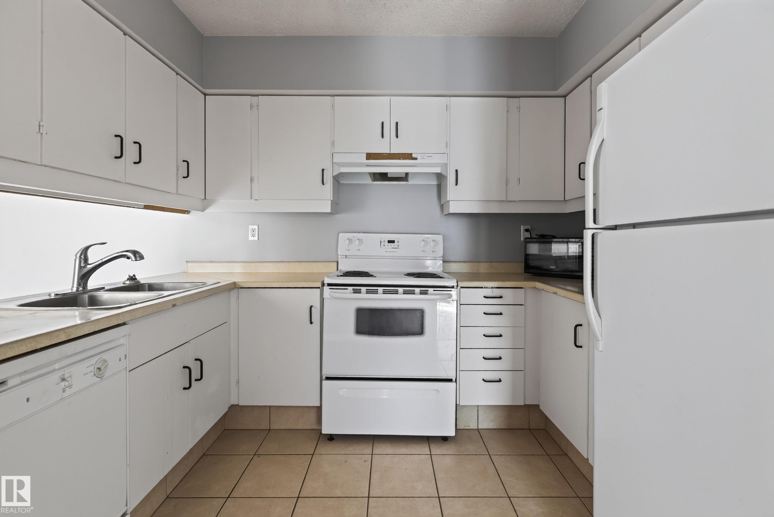 #304 24 Alpine Pl, St. Albert, AB - Indoor Photo Showing Kitchen With Double Sink