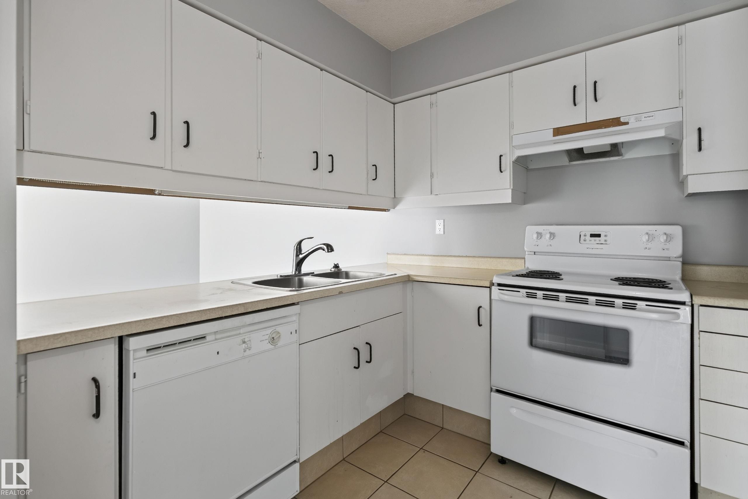 #304 24 Alpine Pl, St. Albert, AB - Indoor Photo Showing Kitchen With Double Sink
