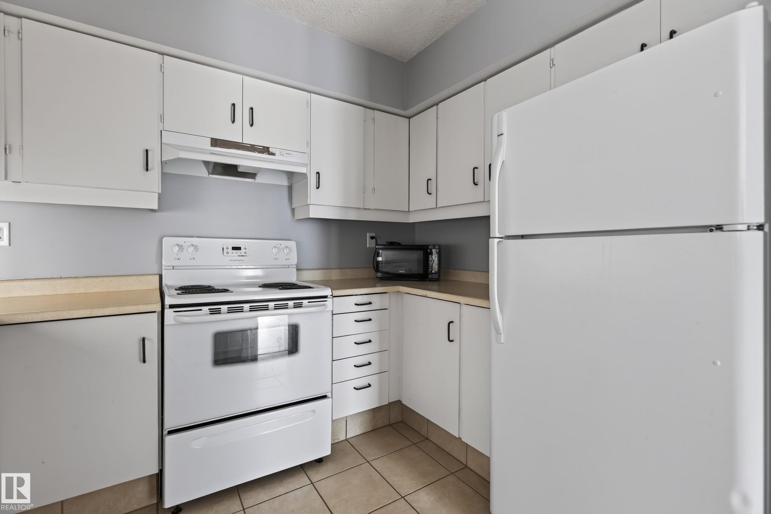 #304 24 Alpine Pl, St. Albert, AB - Indoor Photo Showing Kitchen