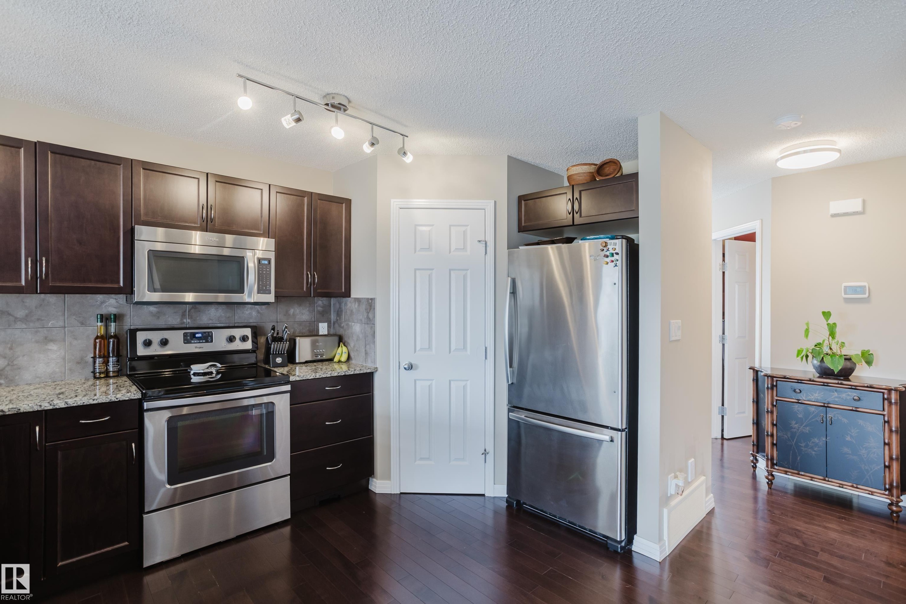 16345 134 Street Nw, Edmonton, AB - Indoor Photo Showing Kitchen