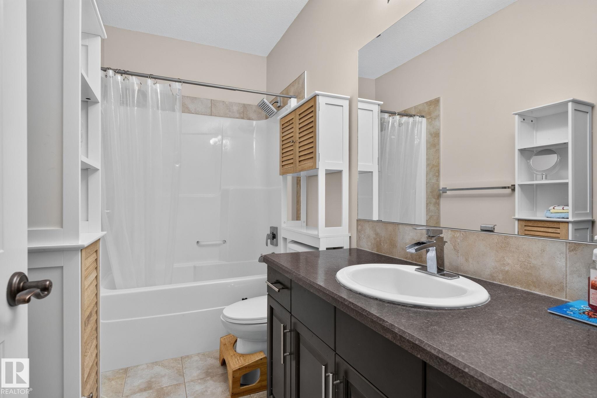 3343 21 Avenue Nw, Edmonton, AB - Indoor Photo Showing Bathroom