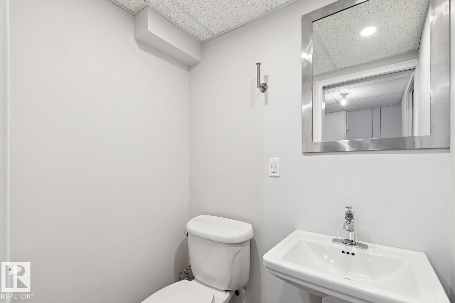6356 184 Street Nw, Edmonton, AB - Indoor Photo Showing Bathroom