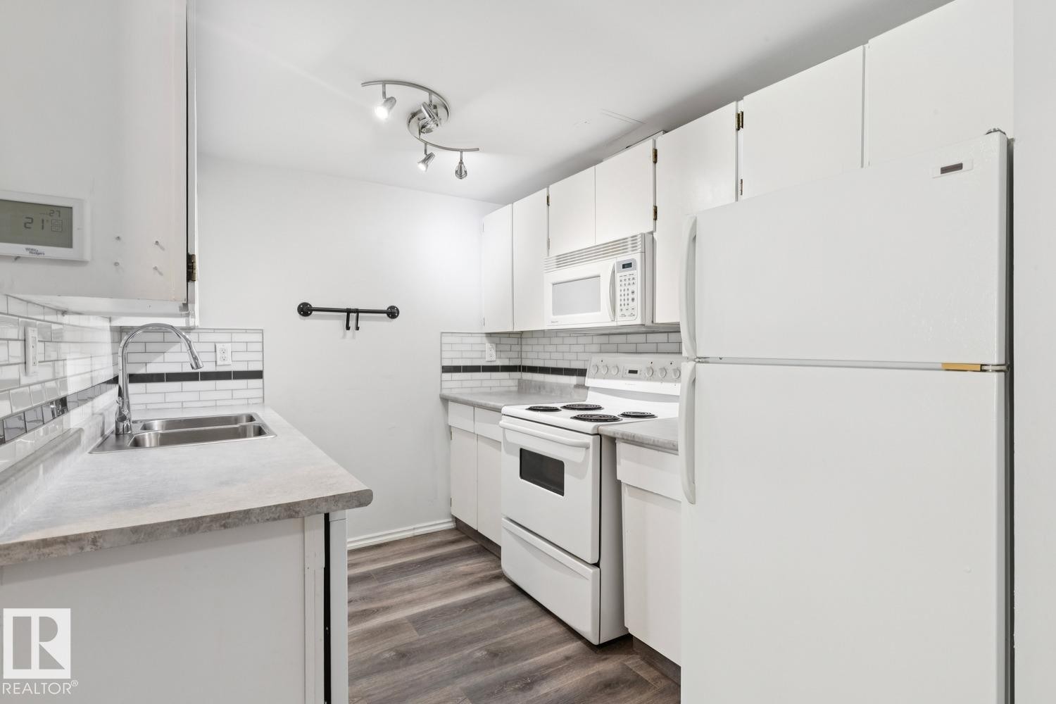 6356 184 Street Nw, Edmonton, AB - Indoor Photo Showing Kitchen With Double Sink