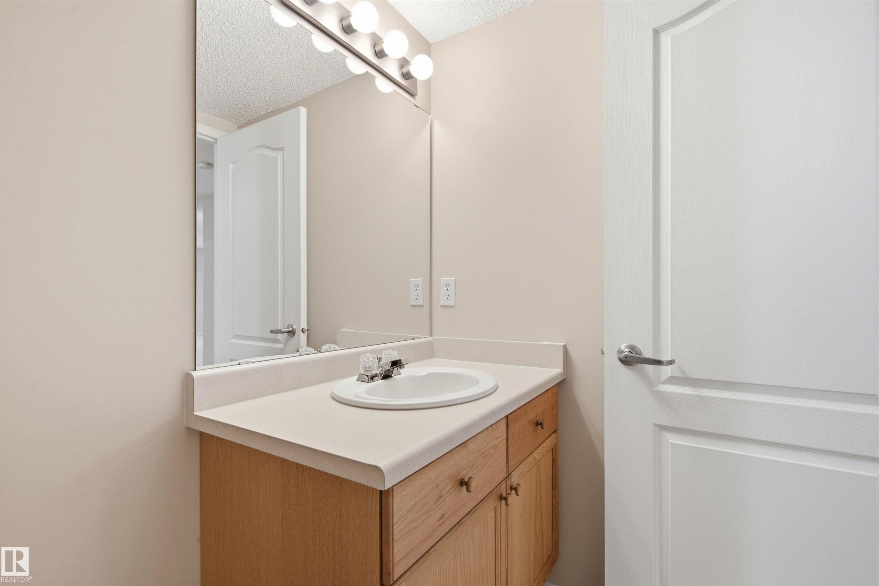 #10 9 Dechene Rd Nw, Edmonton, AB - Indoor Photo Showing Bathroom