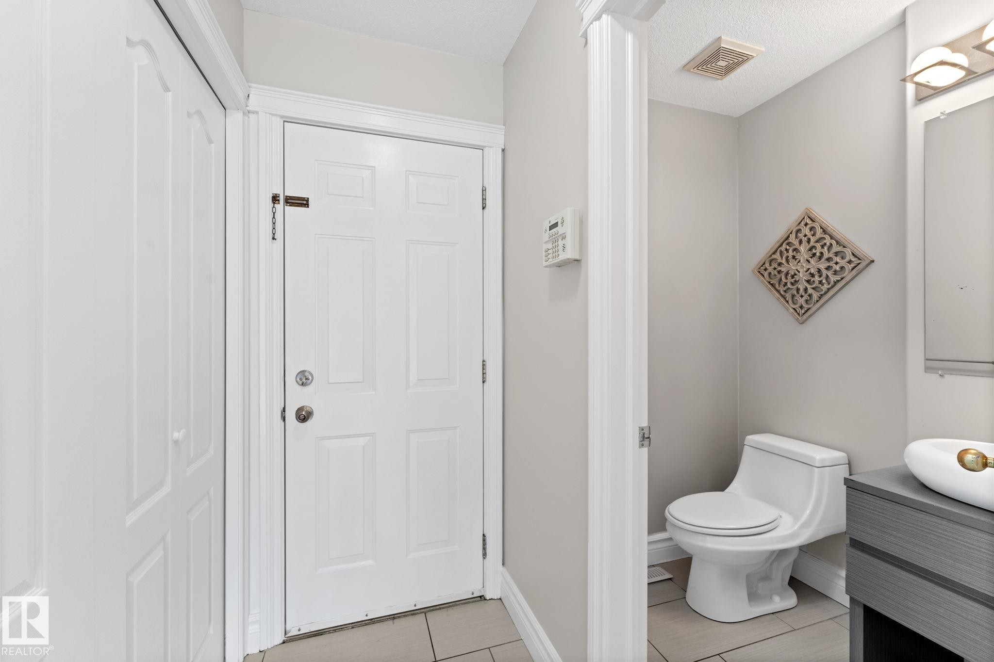 173 Castle Drive Nw, Edmonton, AB - Indoor Photo Showing Bathroom