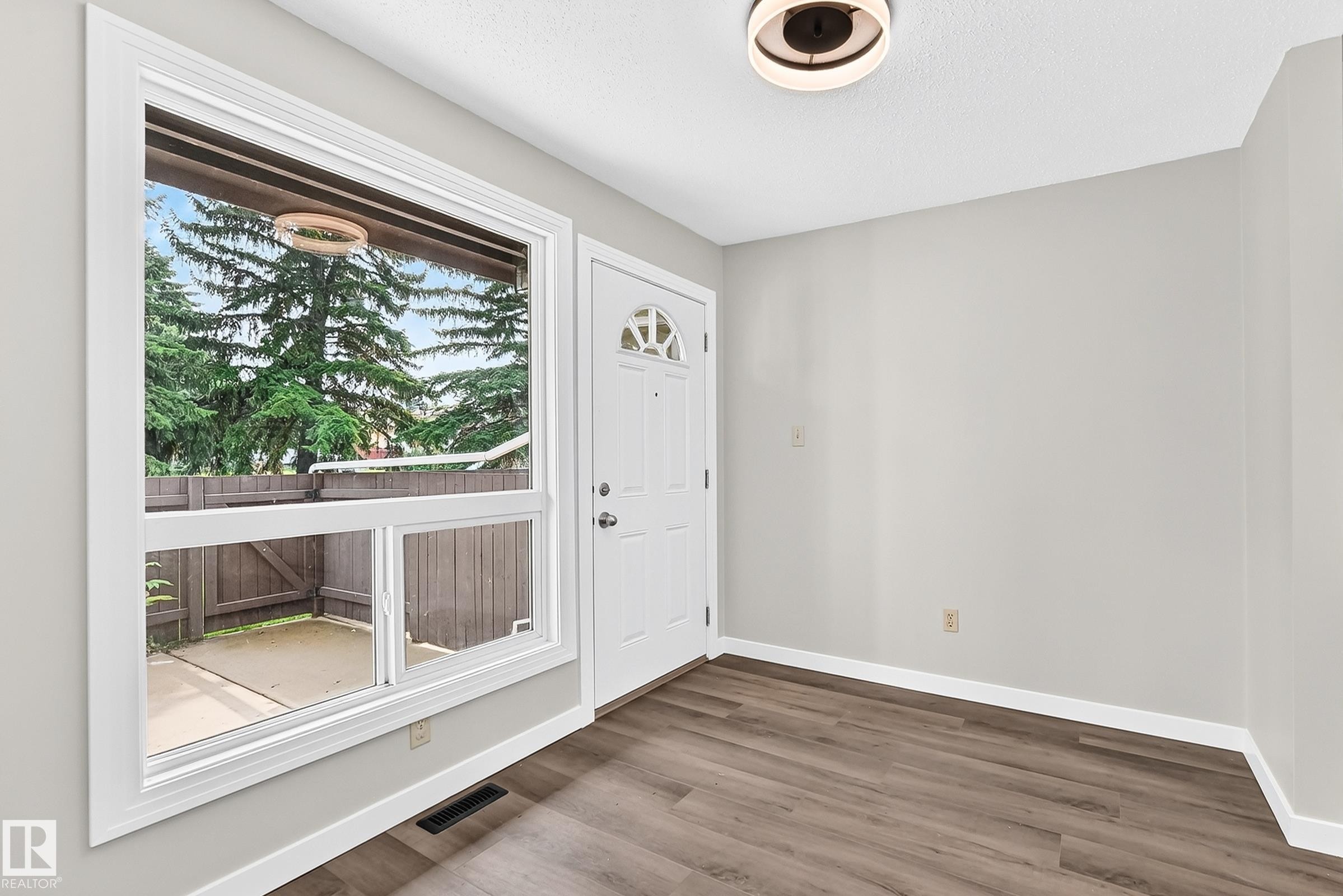 #6 1820 56 St Nw, Edmonton, AB - Indoor Photo Showing Other Room
