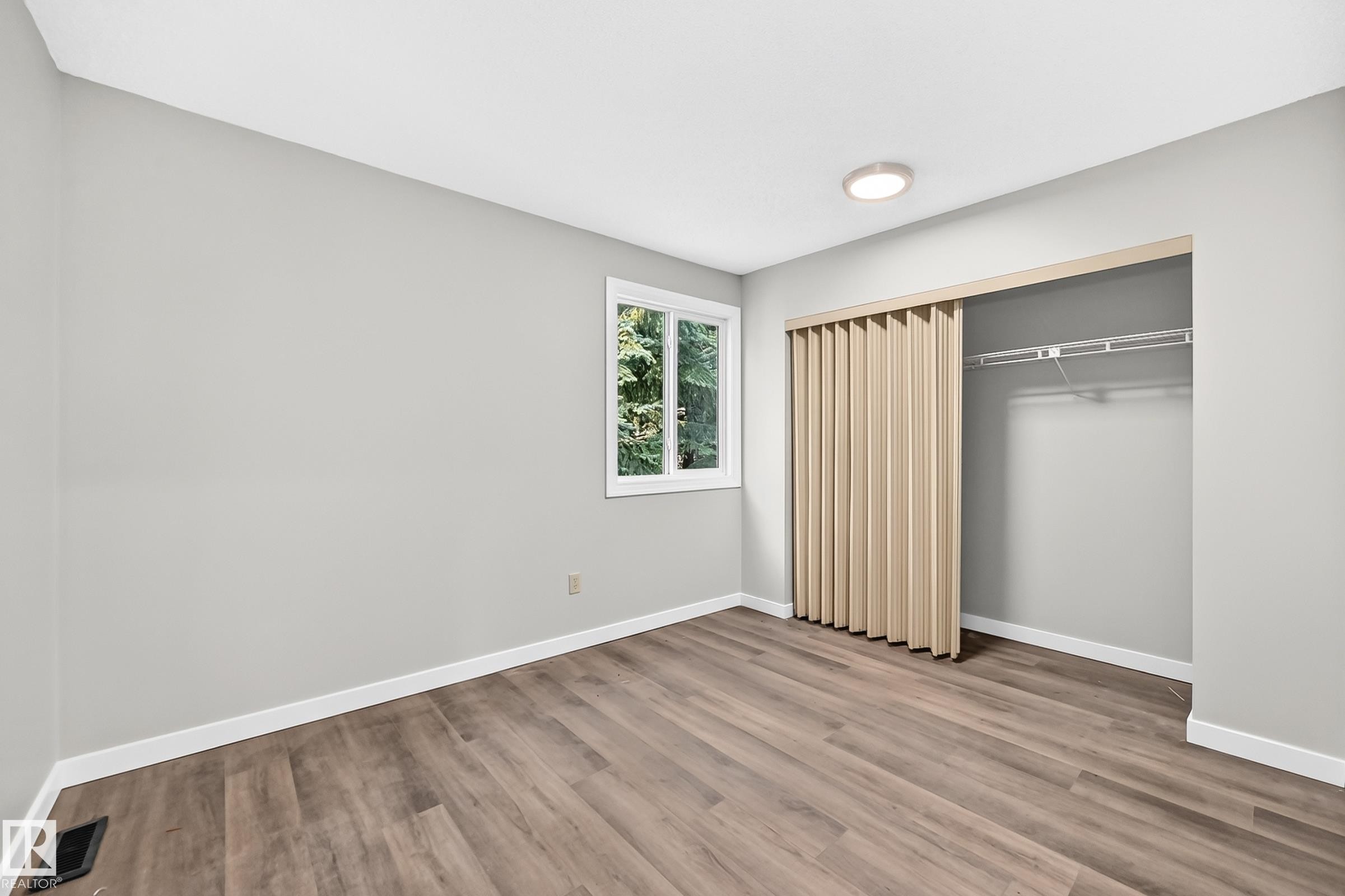 #6 1820 56 St Nw, Edmonton, AB - Indoor Photo Showing Other Room