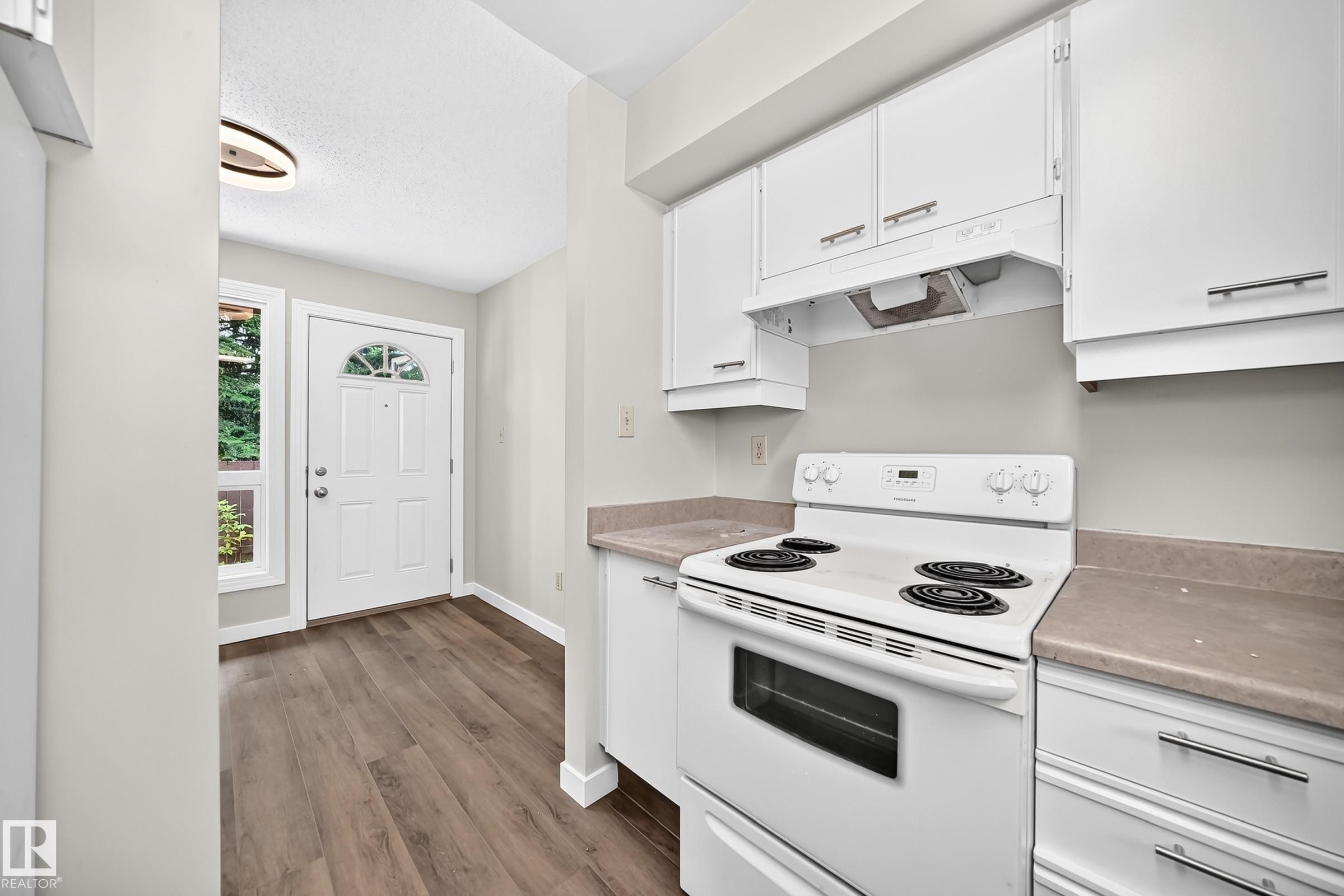 #6 1820 56 St Nw, Edmonton, AB - Indoor Photo Showing Kitchen