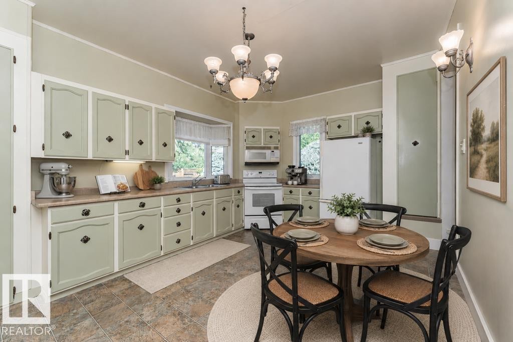 4 Jubilee Drive, Fort Saskatchewan, AB - Indoor Photo Showing Dining Room