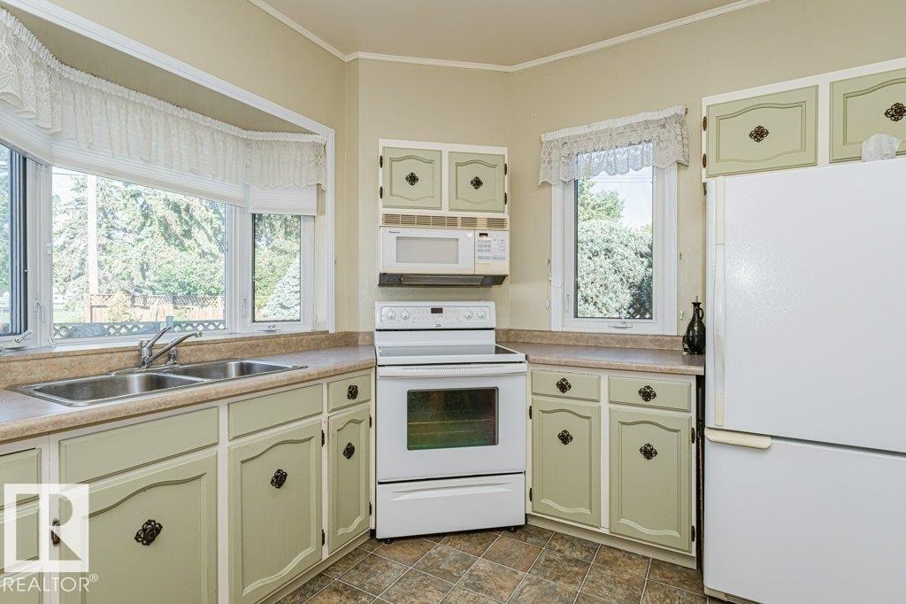 4 Jubilee Drive, Fort Saskatchewan, AB - Indoor Photo Showing Kitchen With Double Sink