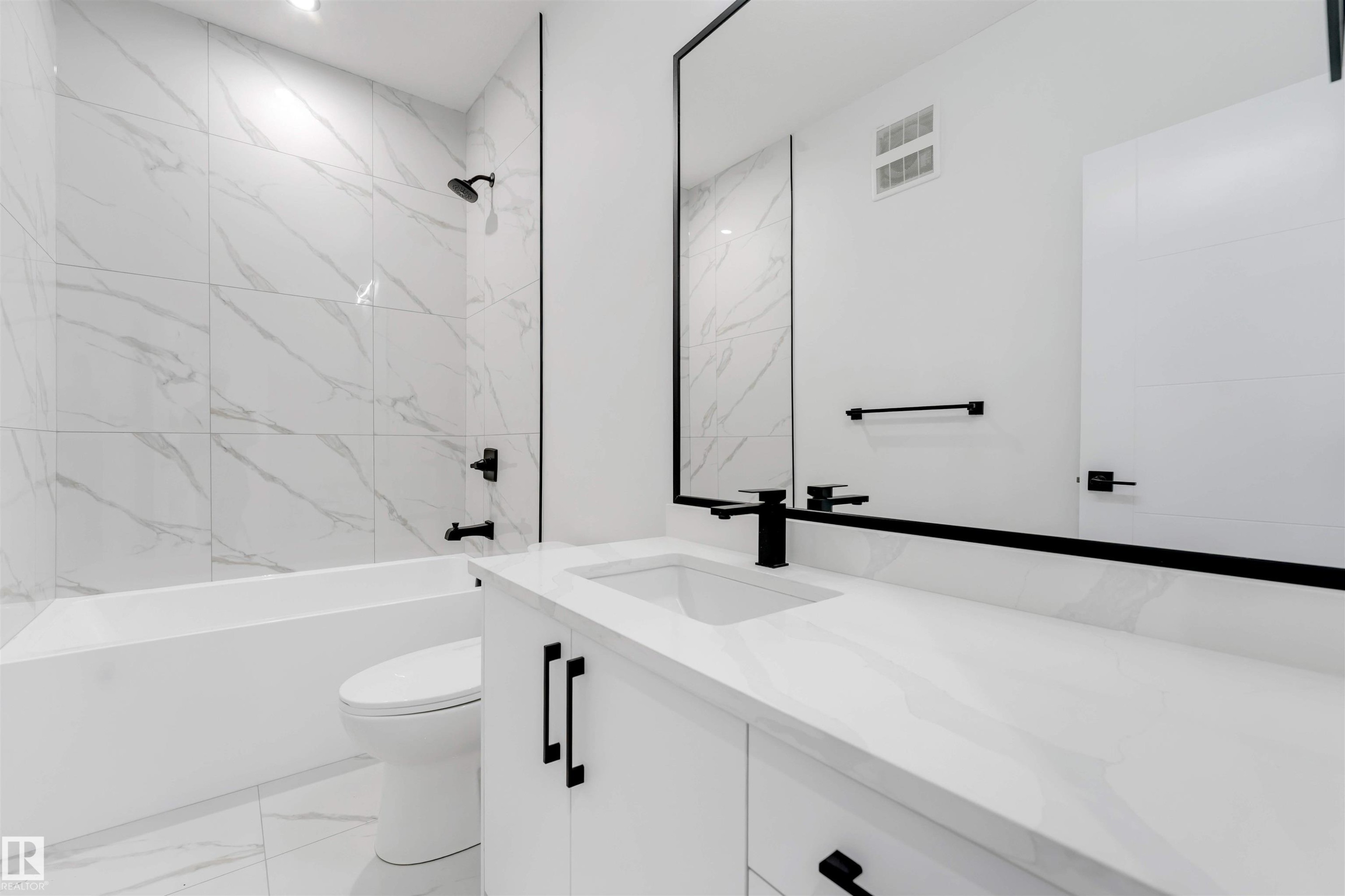 13136 187 Avenue Nw, Edmonton, AB - Indoor Photo Showing Bathroom