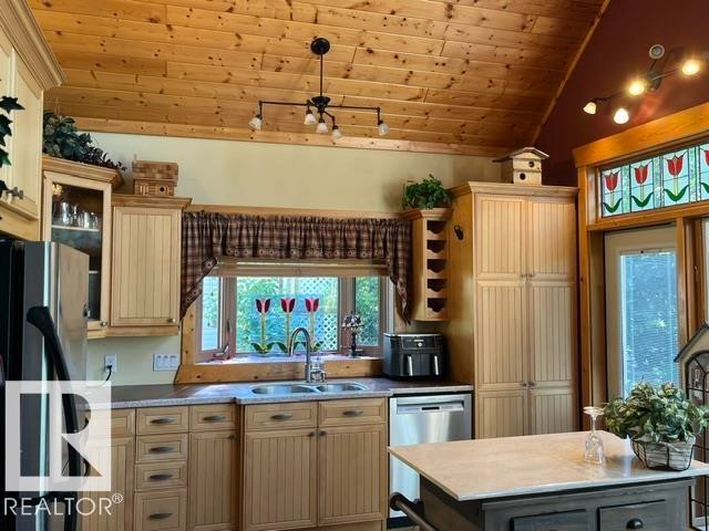 115 Sunset Boulevard, Rural Leduc County, AB - Indoor Photo Showing Kitchen With Double Sink