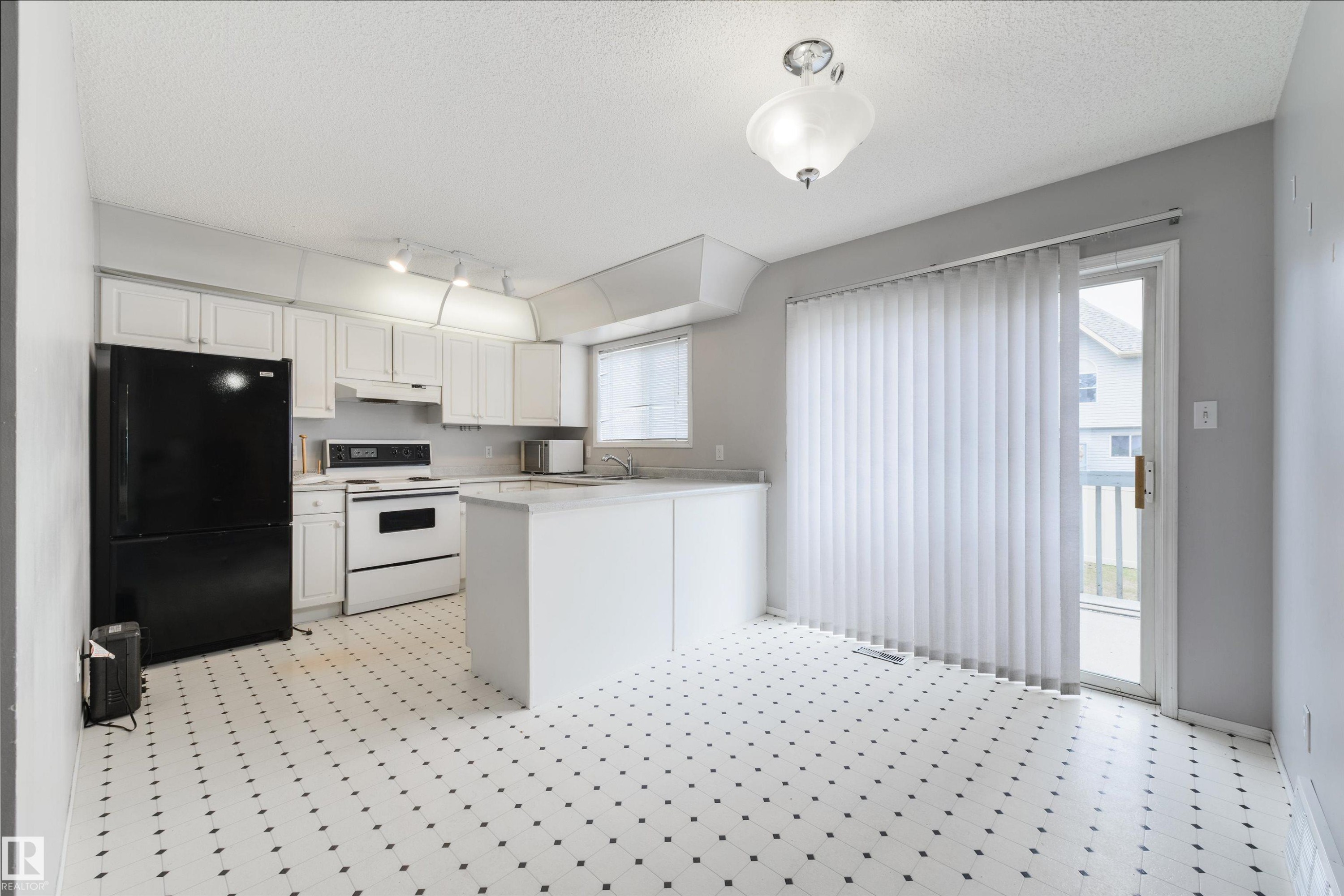 #123 1670 Jamha Rd Nw, Edmonton, AB - Indoor Photo Showing Kitchen